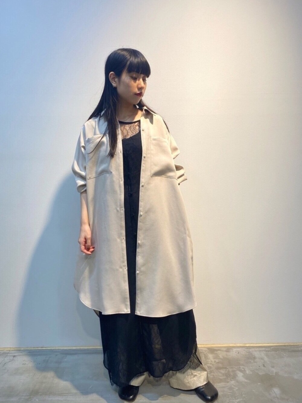 ベージュ系のシャツ/ブラウス、ブラック系のワンピース、ベージュ系のその他パンツを着用したレディースの秋コーディネートの1枚目の写真