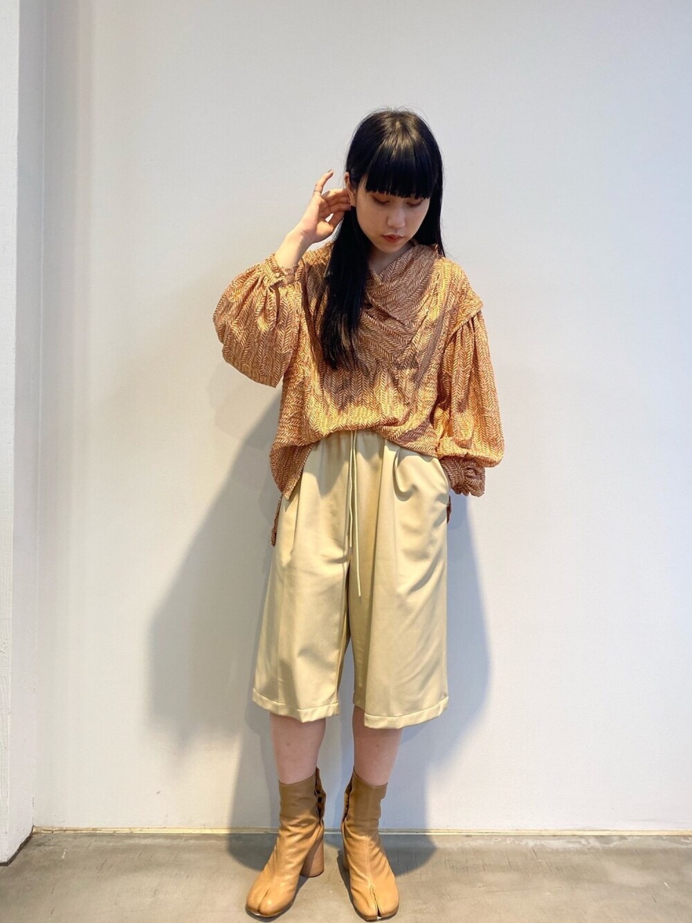 「ラブアンドピース2020、秋のコーデ、着回しコーデ、レザー、カジュアルコーデ、低身長、秋服、キレイめ、オトナカジュアル、大人カジュアル」｜「muller of yoshiokuboのmuller of yoshiokubo  ヘリンボーンブラウス（シャツ/ブラウス、オレンジ系）」を使った、ホリユキノさん（レディース・154cm）の秋コーディネートの1枚目の写真