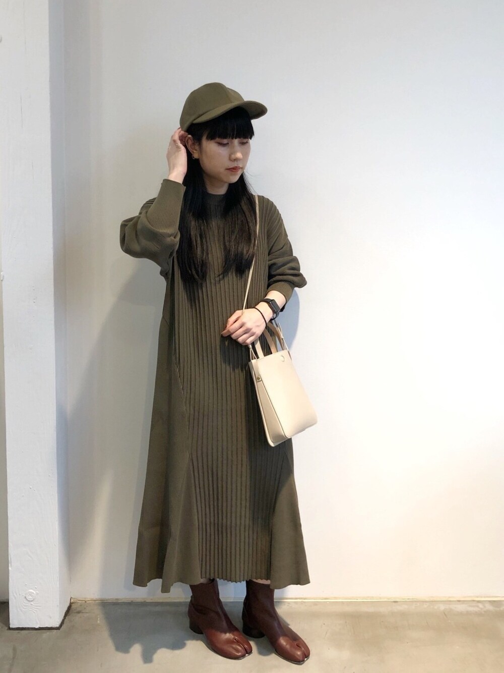 「秋コーデ、ゆるコーデ、秋冬コーデ、大人カジュアル、大人コーデ、低身長コーデ、きれいめカジュアル、キレイめ、グリーン、ニットワンピース」｜「AKIRANAKAのAKIRANAKA フリーダニットドレス（ワンピース、ブラウン系）」を使った、ホリユキノさん（レディース・154cm）の秋コーディネートの1枚目の写真