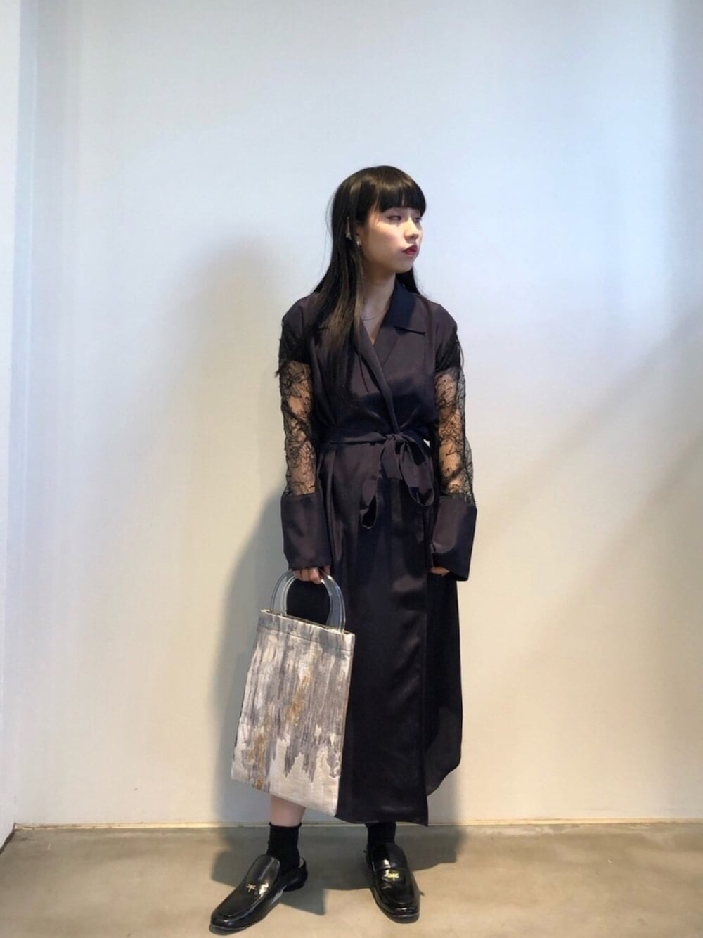 「大人カジュアル、秋服、秋色、ワンピース、シンプル、低身長、オトナ女子、キレイめ、ブラック、バッグ」｜「AKIRANAKAのAKIRANAKA “RIMU” シューズ（その他シューズ、ブラック系）」を使った、ホリユキノさん（レディース・154cm）の秋コーディネートの1枚目の写真