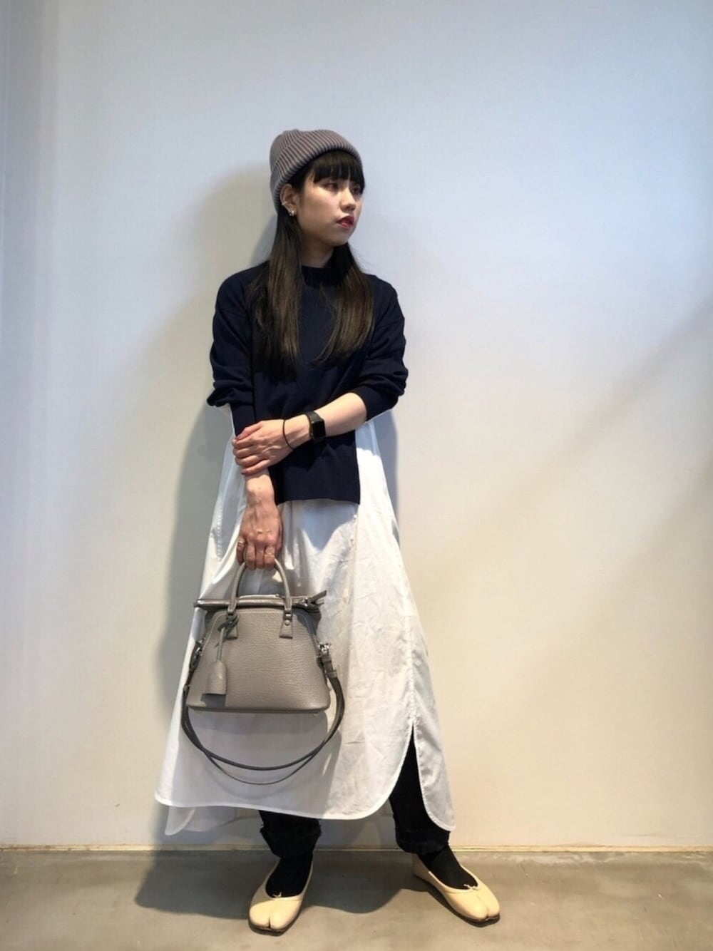 「大人女子、秋コーデ、wearhalloween2020、オーバーサイズ、カジュアルコーデ、ワントーンコーデ、低身長、キレイめ、ニット、ニット帽」｜「Maison MargielaのMaison Margiela ‘5AC’ MEDIUM バック（ハンドバッグ、グレー系）」を使った、ホリユキノさん（レディース・154cm）の秋コーディネートの1枚目の写真