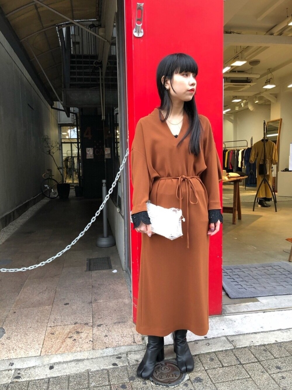 「秋服、着回しコーデ、きれいめカジュアル、秋のコーデ、テラコッタ、くすみカラー、大人ガーリー、秋色、キレイめ、低身長」｜「Maison MargielaのMaison Margiela 「タビ」ブーツ（ブーツ、ブラック系）」を使った、ホリユキノさん（レディース・154cm）の秋コーディネートの1枚目の写真