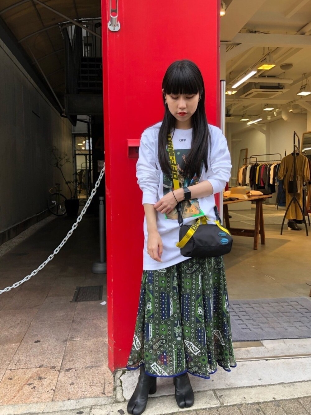 「大人カジュアル、秋のコーデ、秋冬コーデ、ストリート、カジュアル、冬コーデ、秋色、キレイめ、ロングスカート、ブーツスタイル」｜「Maison MargielaのMaison Margiela 「タビ」ブーツ（ブーツ、ブラック系）」を使った、ホリユキノさん（レディース・154cm）の秋コーディネートの1枚目の写真