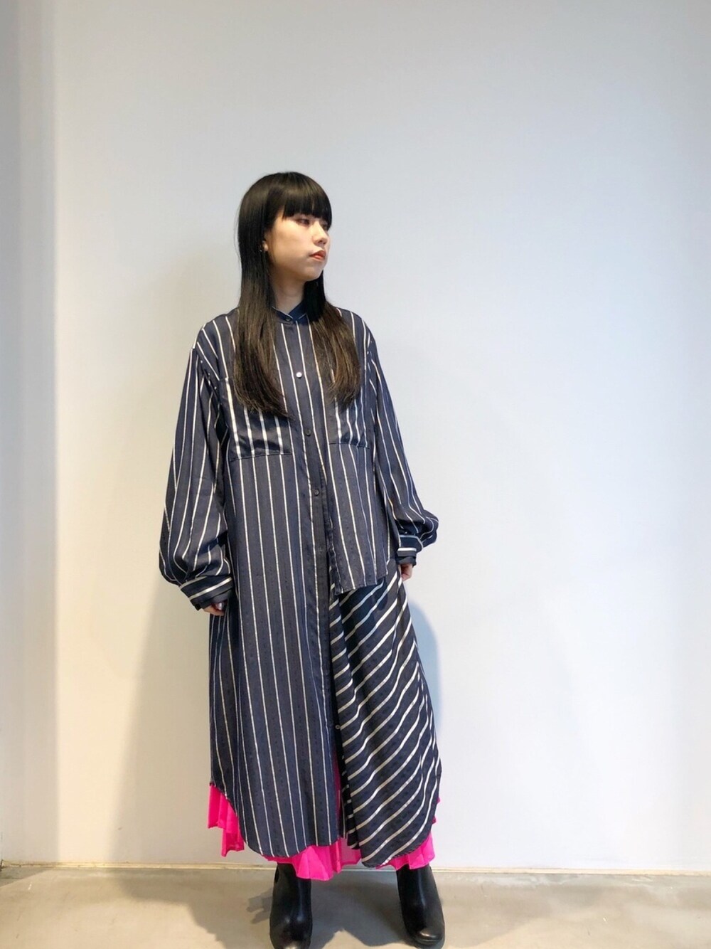 ブルー系のシャツ/ブラウス、ブラック系のブーツを着用したレディースの秋コーディネートの1枚目の写真