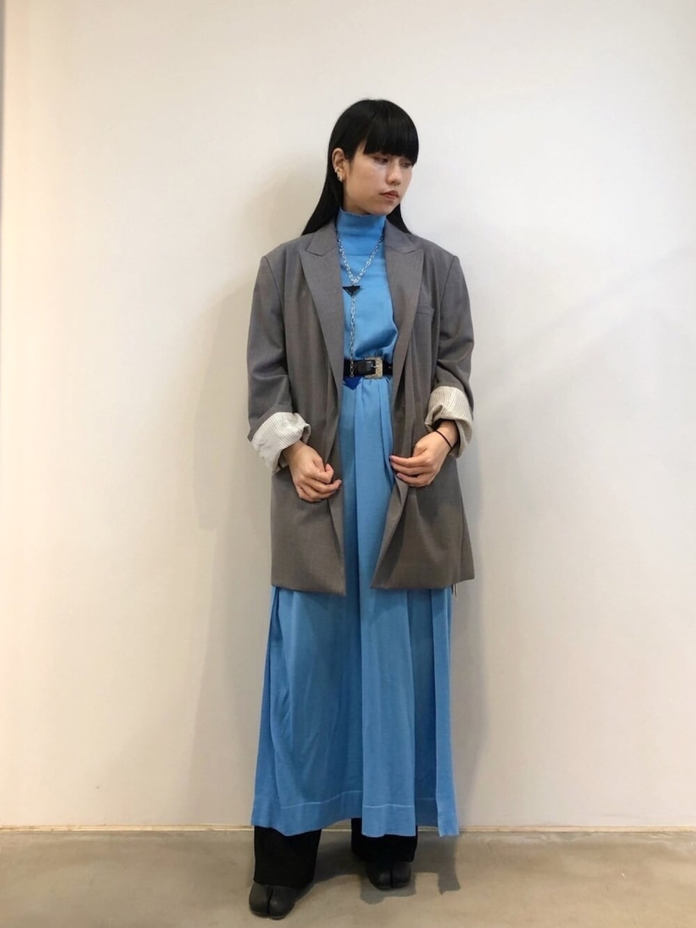 「秋コーデ、大人コーデ、秋冬コーデ、カジュアルコーデ、くすみブルー、着回しコーデ、冬コーデ、ジャケット、ロングワンピース、レイヤードスタイル」｜「TOGA PULLAのTOGA PULLA ハイゲージニットドレス（ワンピース、ブルー系）」を使った、ホリユキノさん（レディース・154cm）の秋コーディネートの1枚目の写真