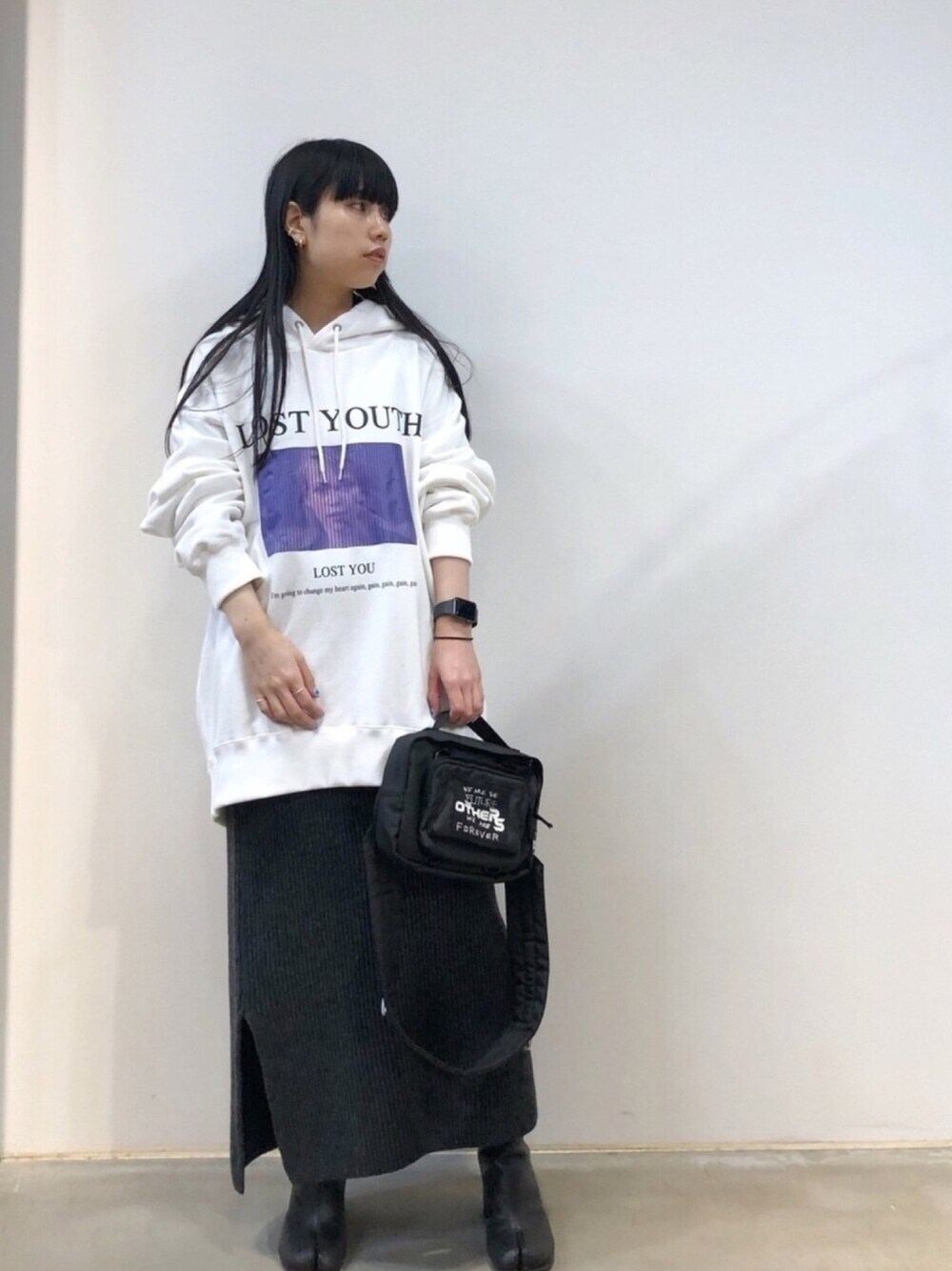 「レザーLOVEスナップ、秋冬コーデ、ニットコーデ、低身長コーデ、ニットスカート、カジュアルコーデ、パーカー、メンズライク、ストリート、カジュアル」｜「DISCOVEREDの■別注■DISCOVERED×MIDWEST EXCLUSIVE “LOST YOUTH”プルオーバーパーカー（パーカー、ホワイト系）」を使った、ホリユキノさん（レディース・154cm）の秋コーディネートの1枚目の写真