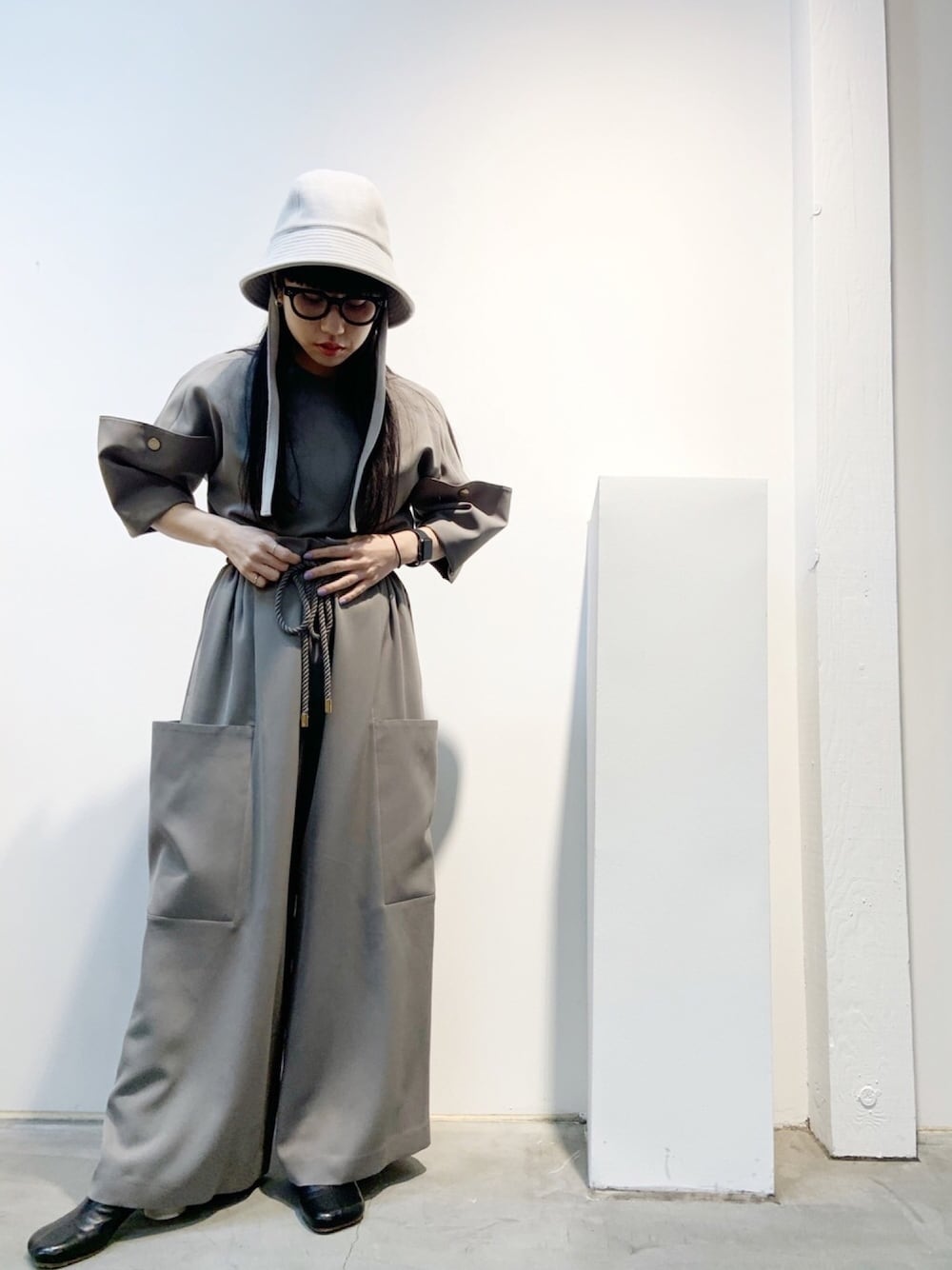 「大人カジュアル、冬コーデ、カジュアル、シンプル、低身長コーデ、オーバーサイズ、セットアップ、ワントーンコーデ、バケットハット、オトナ女子」｜「AKIRANAKAのアイテム（パンツ、グレー系）」を使った、ホリユキノさん（レディース・154cm）の秋コーディネートの1枚目の写真