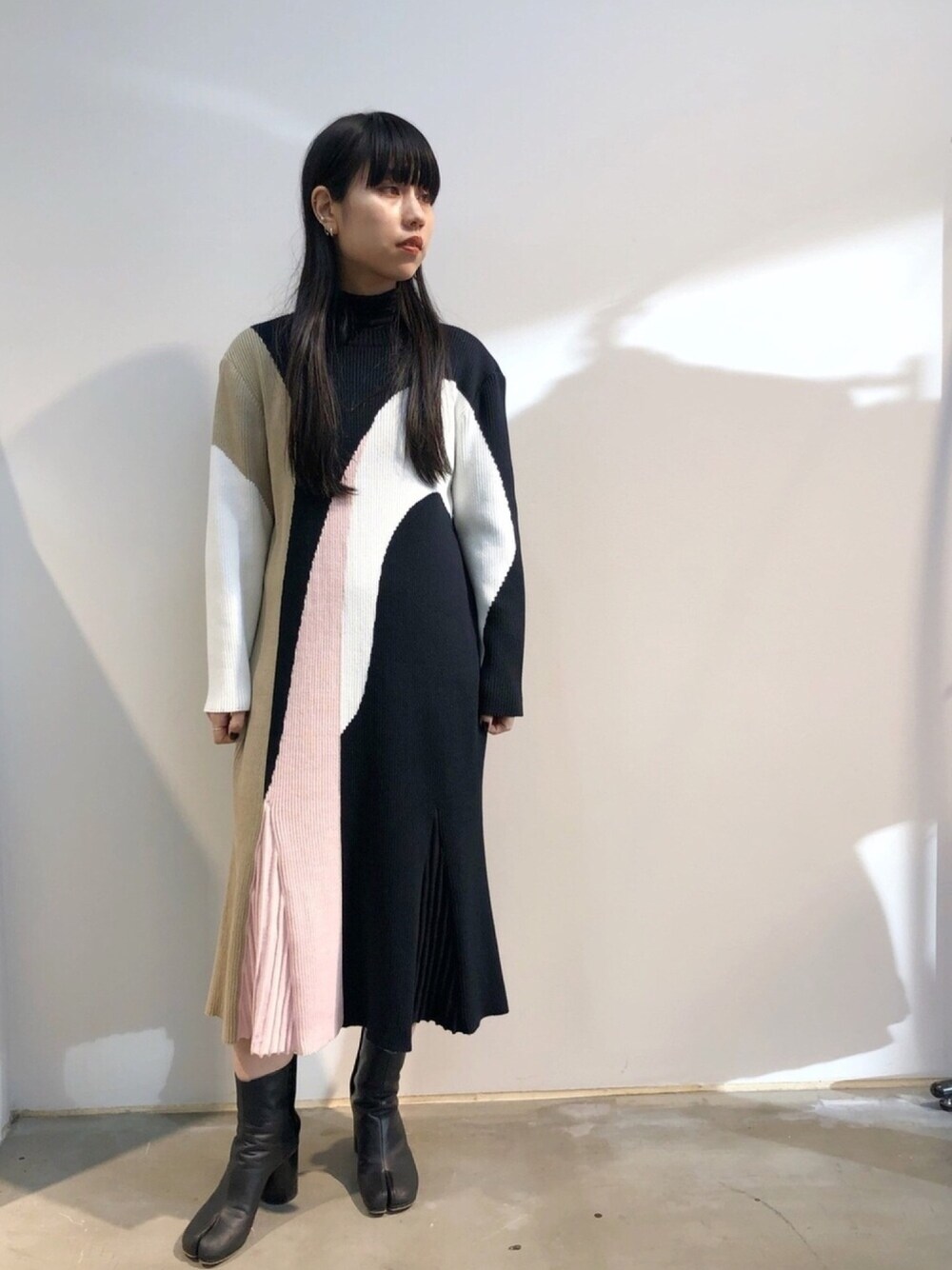 「年末WEAR感謝祭、冬コーデ、ニットコーデ、大人カジュアル、シンプル、大人ガーリー、ニットワンピース、黒ブーツ、低身長、オトナ女子」｜「Maison MargielaのMaison Margiela 「タビ」ブーツ（ブーツ、ブラック系）」を使った、ホリユキノさん（レディース・154cm）の冬コーディネートの1枚目の写真