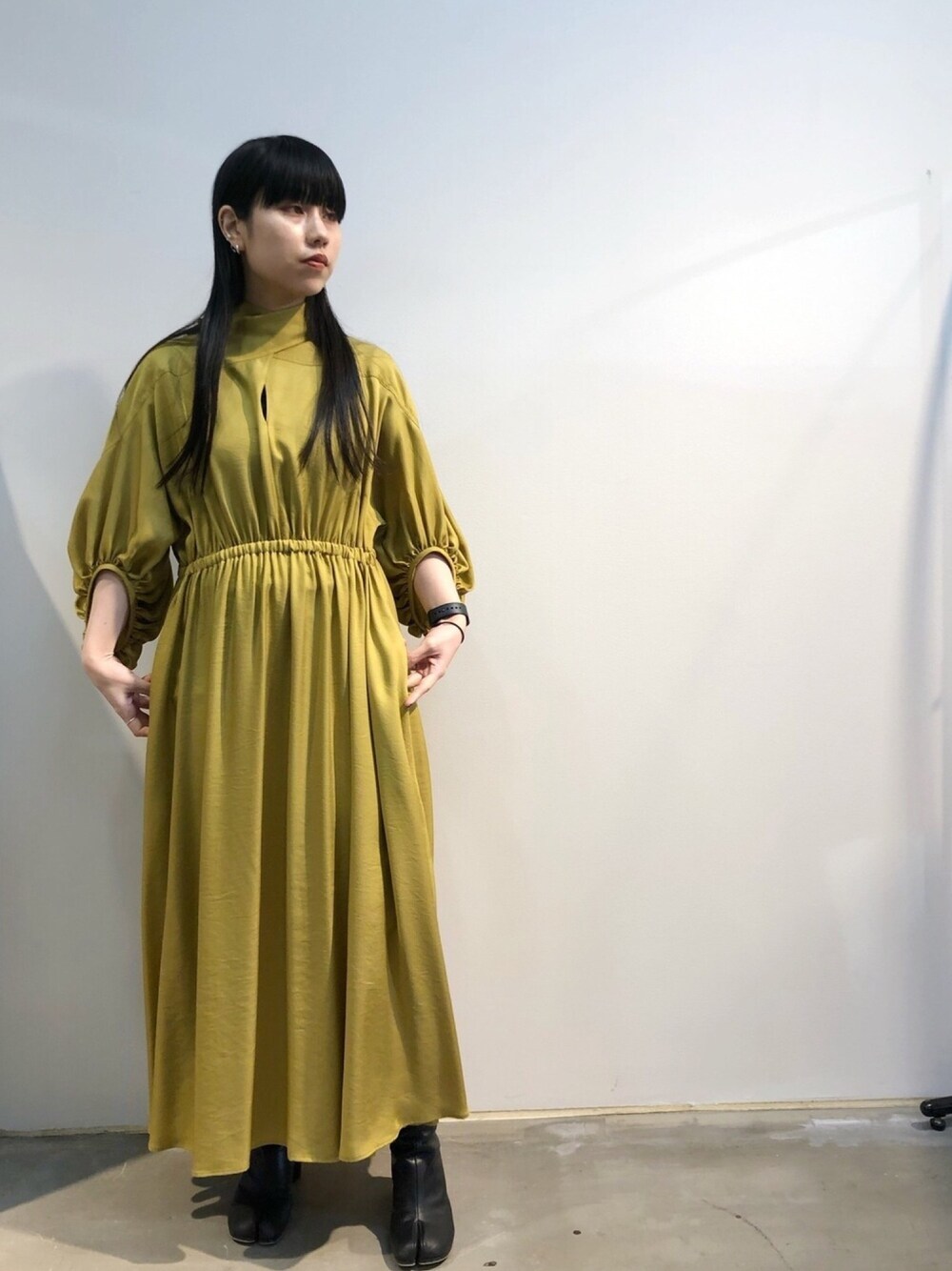 「シンプル、タートルネック、低身長、きれいめカジュアル、キレイめ、ロングワンピース、くすみカラー、クリスマス、ワンピース、大人ガーリー」｜「AKIRANAKAのアイテム（ワンピース/ドレス、イエロー系）」を使った、ホリユキノさん（レディース・154cm）の冬コーディネートの1枚目の写真