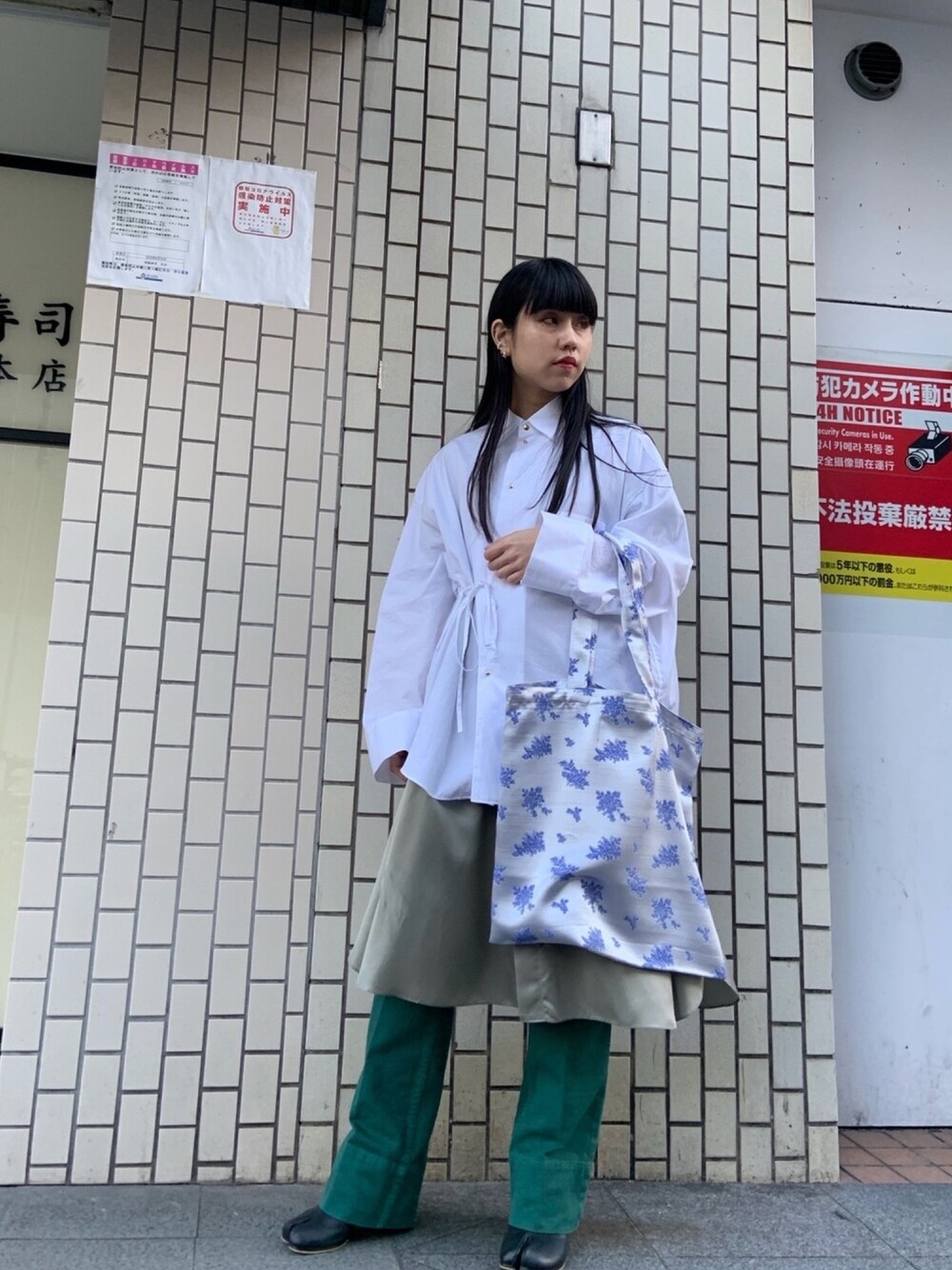 「ラクチンコーデ、冬コーデ、大人女子、カラーパンツ、大人コーデ、ブーツ、大人カジュアル、レイヤードスタイル、低身長、シャツ」｜「PONTIのPONTI LAYERD SKIRT DRESS（ワンピース、ホワイト系）」を使った、ホリユキノさん（レディース・154cm）の冬コーディネートの1枚目の写真