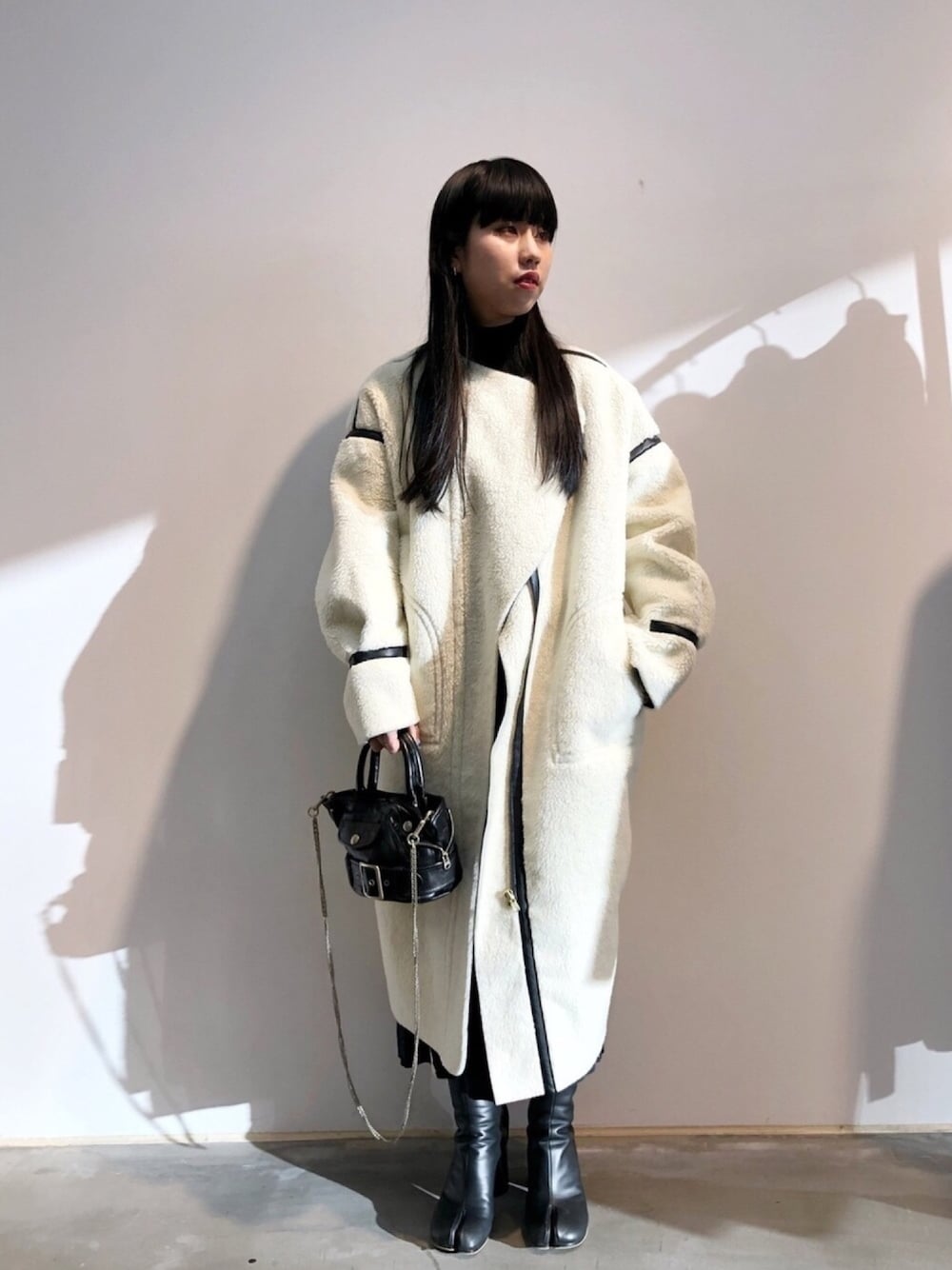 「冬コーデ、シンプル、パイピングコート、オーバーサイズ、ワントーンコーデ、着回しコーデ、大人カジュアル、ホワイトコーデ、大人女子、淡色コーデ」｜「STAIRのSTAIR ボアボンディングコート（その他アウター、ホワイト系）」を使った、ホリユキノさん（レディース・154cm）の冬コーディネートの1枚目の写真