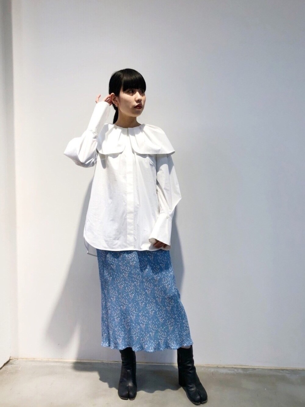 「シンプルコーデ、オトナ女子、プリーツスカート、キレイめ、低身長コーデ、きれいめコーディネート、白シャツ、春コーデ、淡色コーデ、ブーツ」｜「ENFOLDのアイテム（トップス、ホワイト系）」を使った、ホリユキノさん（レディース・154cm）の冬コーディネートの1枚目の写真