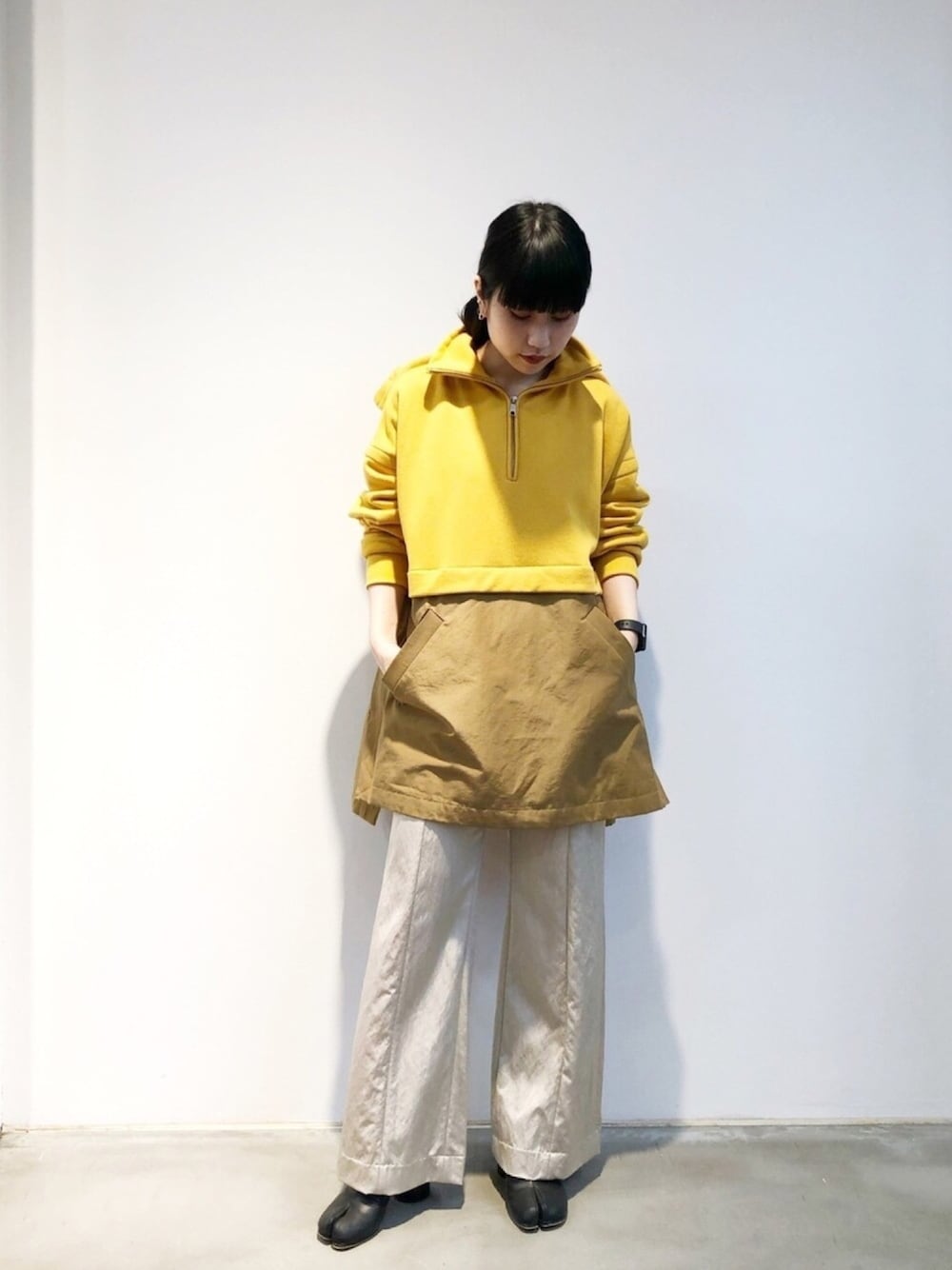 ベージュ系のその他パンツ、イエロー系のパーカーを着用したレディースの冬コーディネートの1枚目の写真