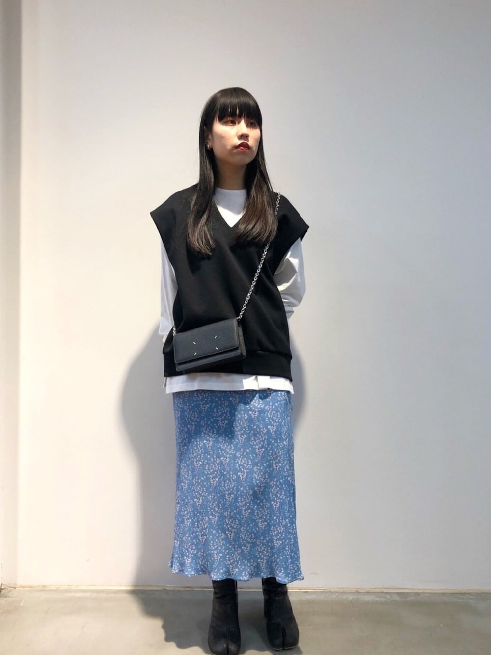 「カジュアルコーデ、シンプル、オーバーサイズ、きれいめカジュアル、オトナ女子、着回しコーデ、大人カジュアル、淡色コーデ、レイヤードスタイル、ショルダーバッグ」｜「Maison MargielaのMaison Margiela チェーンウォレット/財布（財布、ブラック系）」を使った、ホリユキノさん（レディース・154cm）の冬コーディネートの1枚目の写真