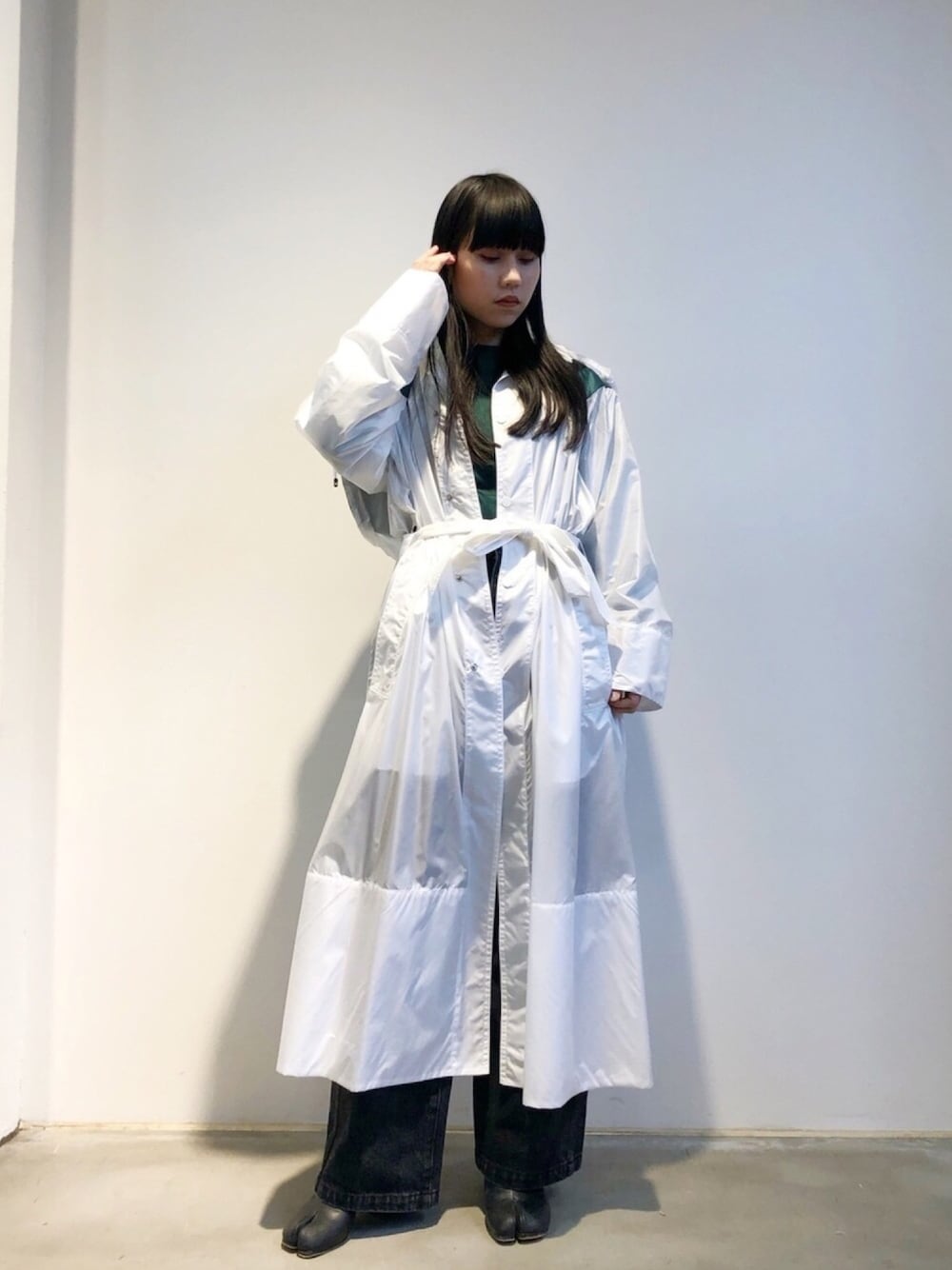「大人カジュアル、ロングコート、シンプル、低身長コーデ、着回しコーデ、春コーデ、ホワイト、シアー、オトナ女子、モード」｜「TOGA PULLAのTOGA PULLA “BRIGH”ジャージーリブLSトップス（Tシャツ/カットソー、グリーン系）」を使った、ホリユキノさん（レディース・154cm）の冬コーディネートの1枚目の写真