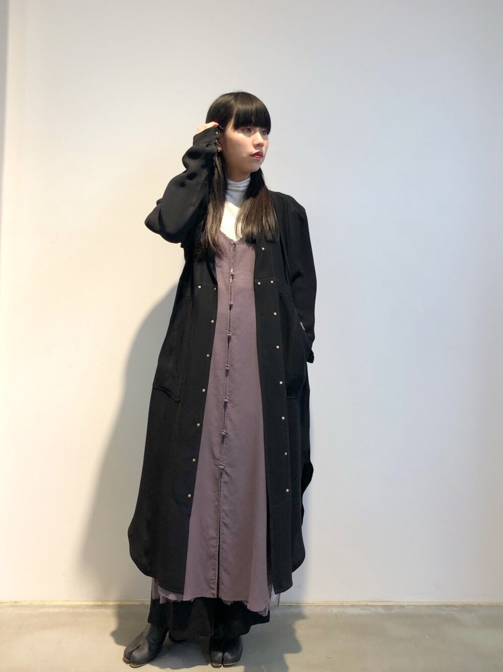 パープル系のワンピース、ブラック系のワンピース/ドレスを着用したレディースの冬コーディネートの1枚目の写真