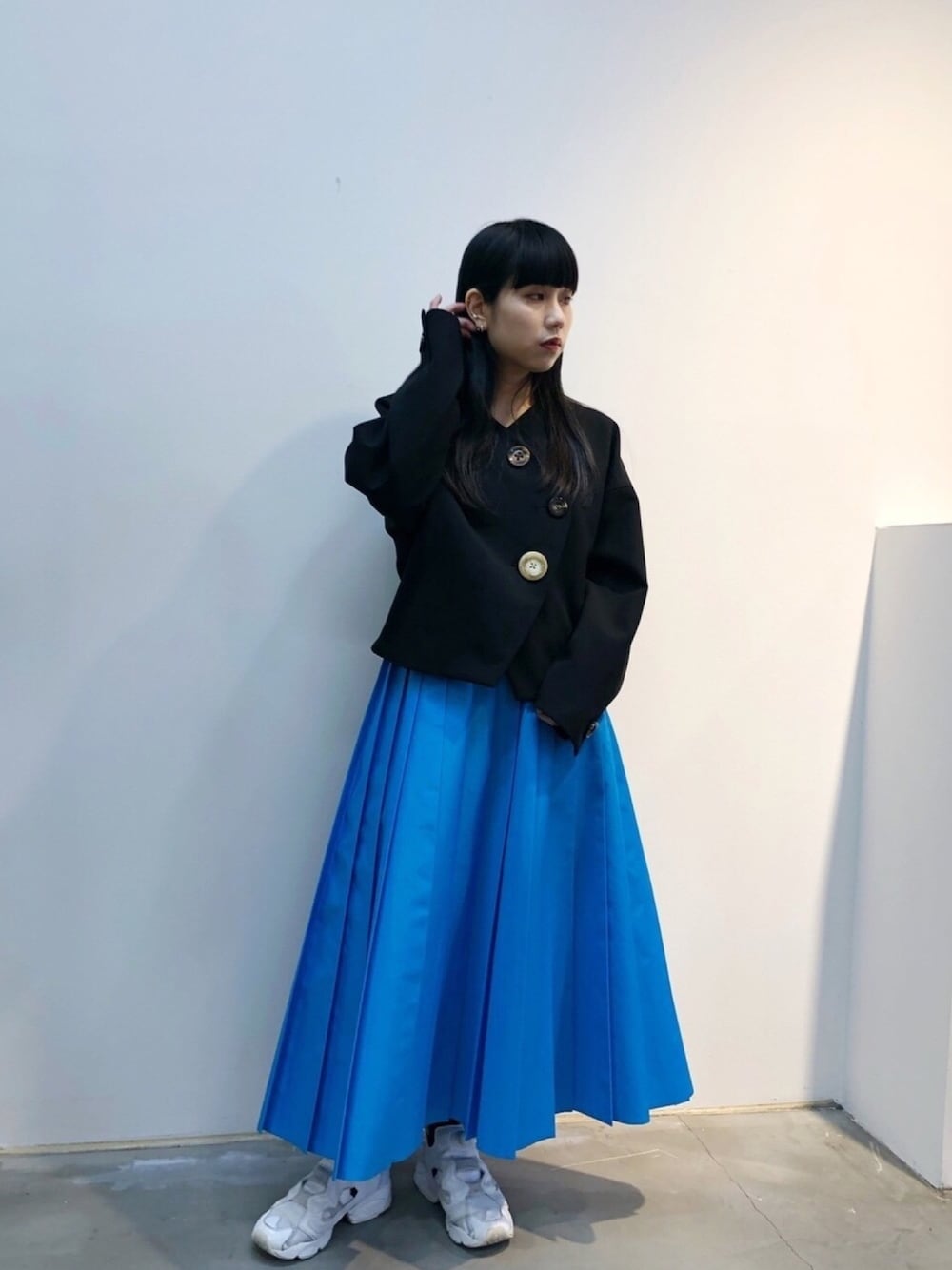 「私の推しブランド、シンプル、きれいめカジュアル、オトナカジュアル、冬、春、フレアスカート、ロングスカート、ブルー、低身長」｜「ENEOLDのアイテム（スカート、ブルー系）」を使った、ホリユキノさん（レディース・154cm）の冬コーディネートの1枚目の写真