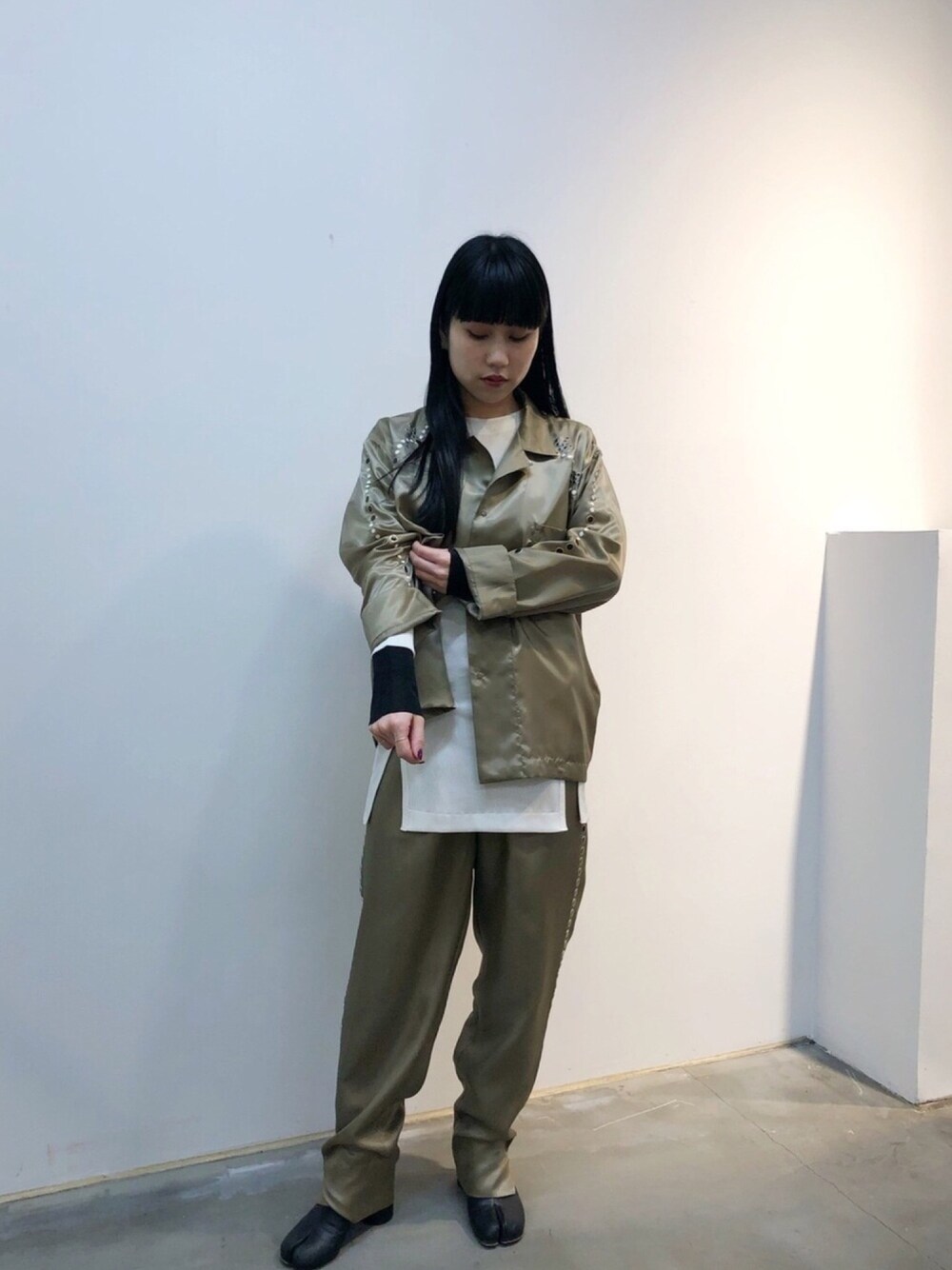 ブラウン系のシャツ/ブラウス、ブラウン系のその他パンツを着用したレディースの冬コーディネートの1枚目の写真