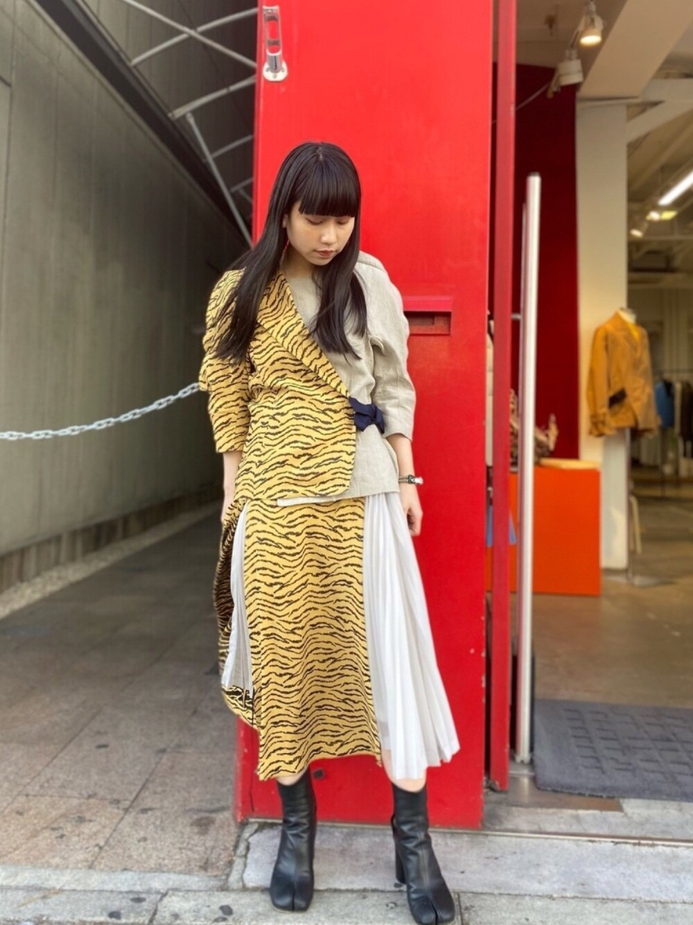 「オトナ女子、セットアップ、ワントーンコーデ、オトナカジュアル、スニーカー、大人コーデ、柄、プリーツスカート、低身長、春コーデ」｜「TOGA PULLAのTOGA PULLA ジャガードブラウス（シャツ/ブラウス、イエロー系）」を使った、ホリユキノさん（レディース・154cm）の冬コーディネートの1枚目の写真