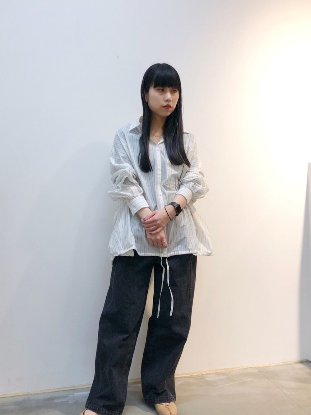 「大人カジュアル、春カラー、大人女子、低身長コーデ、春コーデ、シンプル、着回しコーデ、バレエシューズ、はるコーデ、デニム」｜「RITOのRITO ワイドデニムパンツ（デニムパンツ、ブラック系）」を使った、ホリユキノさん（レディース・154cm）の冬コーディネートの1枚目の写真