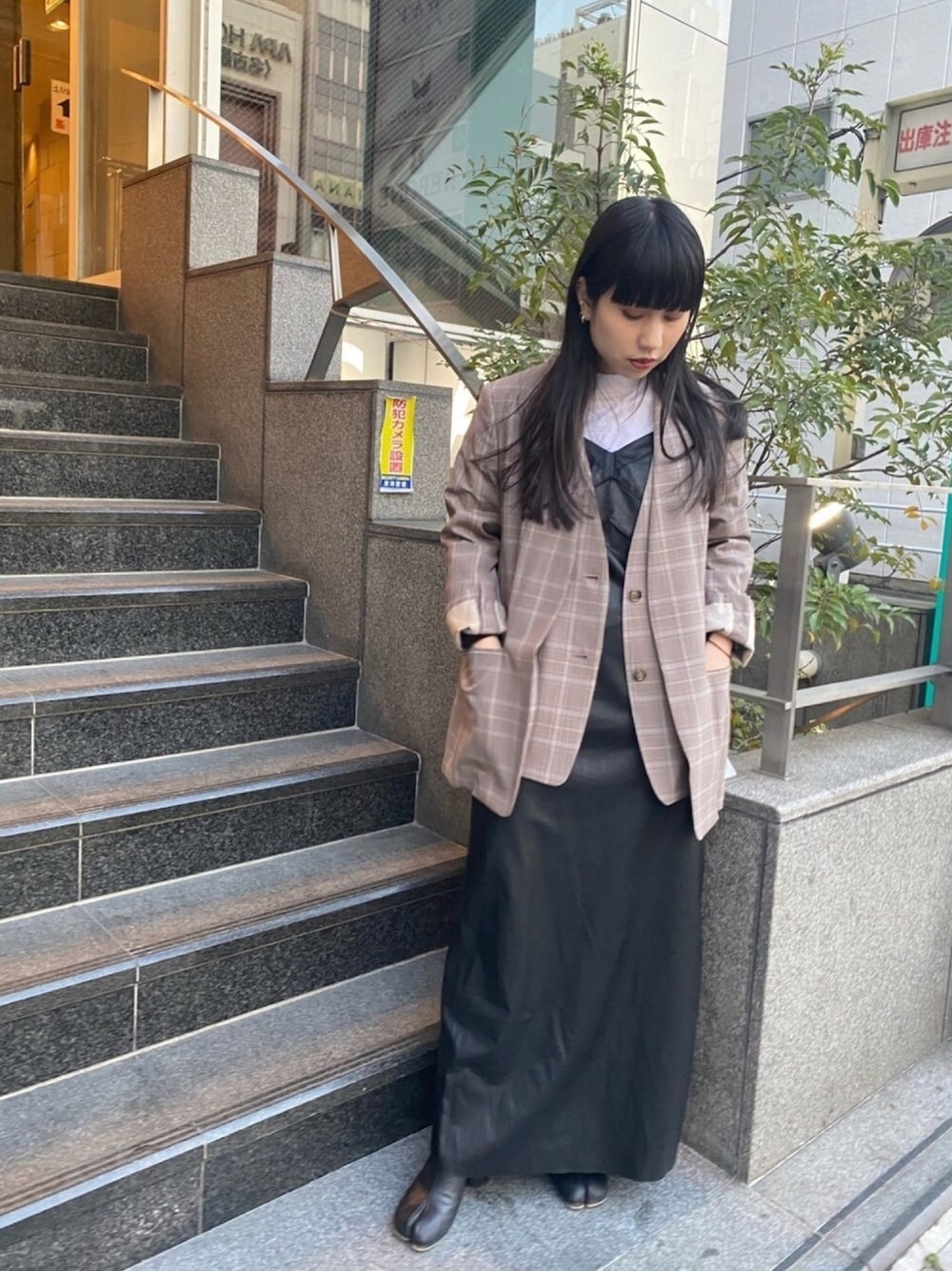 「シンプル、春コーデ、グレー、低身長、モノトーンコーデ、大人かわいい、ロングスカート、オトナカジュアル、チェック、ジャケット」｜「RITOのRITO “SUPER 140S WOOL”トロピカルジャケット（ノーカラーコート、ブラウン系）」を使った、ホリユキノさん（レディース・154cm）の冬コーディネートの1枚目の写真