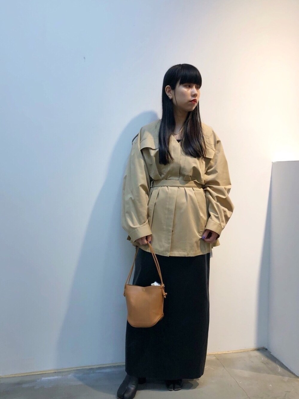 「チョコ色に染まれ、オトナカジュアル、カジュアルコーデ、シンプルコーデ、ゆるコーデ、#春コーデ、ミリタリー、きれいめカジュアル、ベージュコーデ、レイヤードスタイル」｜「MM6のMM6　エコレザードレス（ワンピース、ブラック系）」を使った、ホリユキノさん（レディース・154cm）の冬コーディネートの1枚目の写真