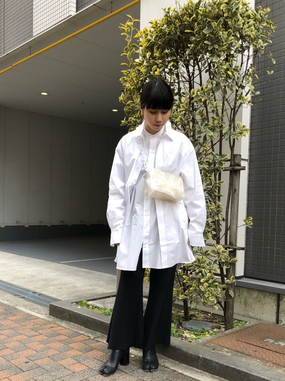 「チョコ色に染まれ、休日スタイル、春コーデ、大人女子、低身長、ワントーンコーデ、レイヤードスタイル、モノトーン、シャツスタイル、白シャツ」｜「603の603 バンドカラーロングシャツ（シャツ/ブラウス、ホワイト系）」を使った、ホリユキノさん（レディース・154cm）の冬コーディネートの1枚目の写真