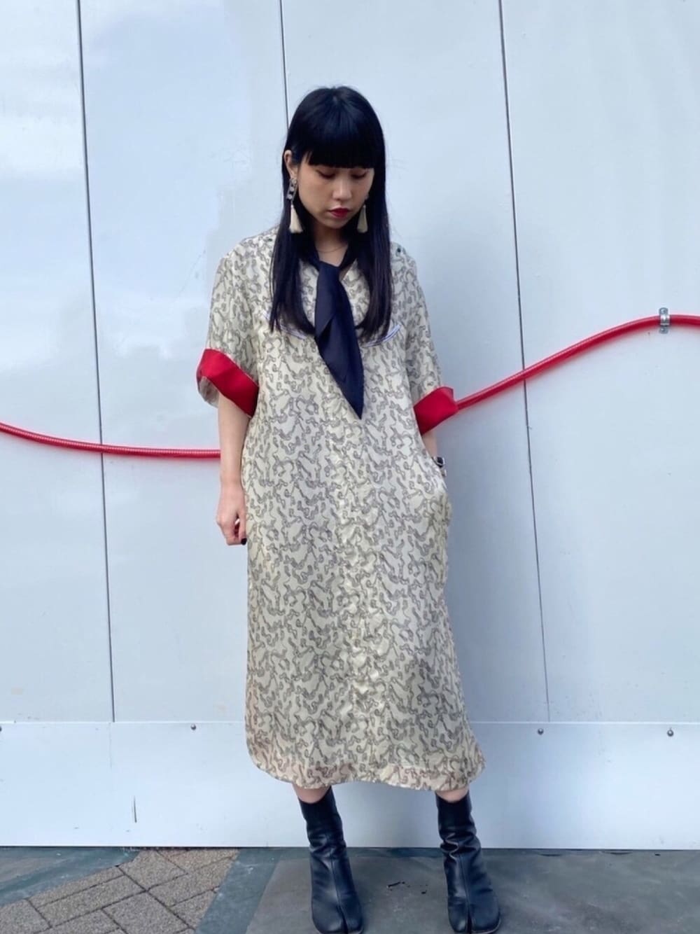 「あけましておめでとうございます！、オトナ女子、きれいめカジュアル、ビッグシルエット、赤、ワンピース、2021ss、柄ワンピース、TOGA、低身長」｜「Maison MargielaのMaison Margiela 「タビ」ブーツ（ブーツ、ブラック系）」を使った、ホリユキノさん（レディース・154cm）の冬コーディネートの1枚目の写真