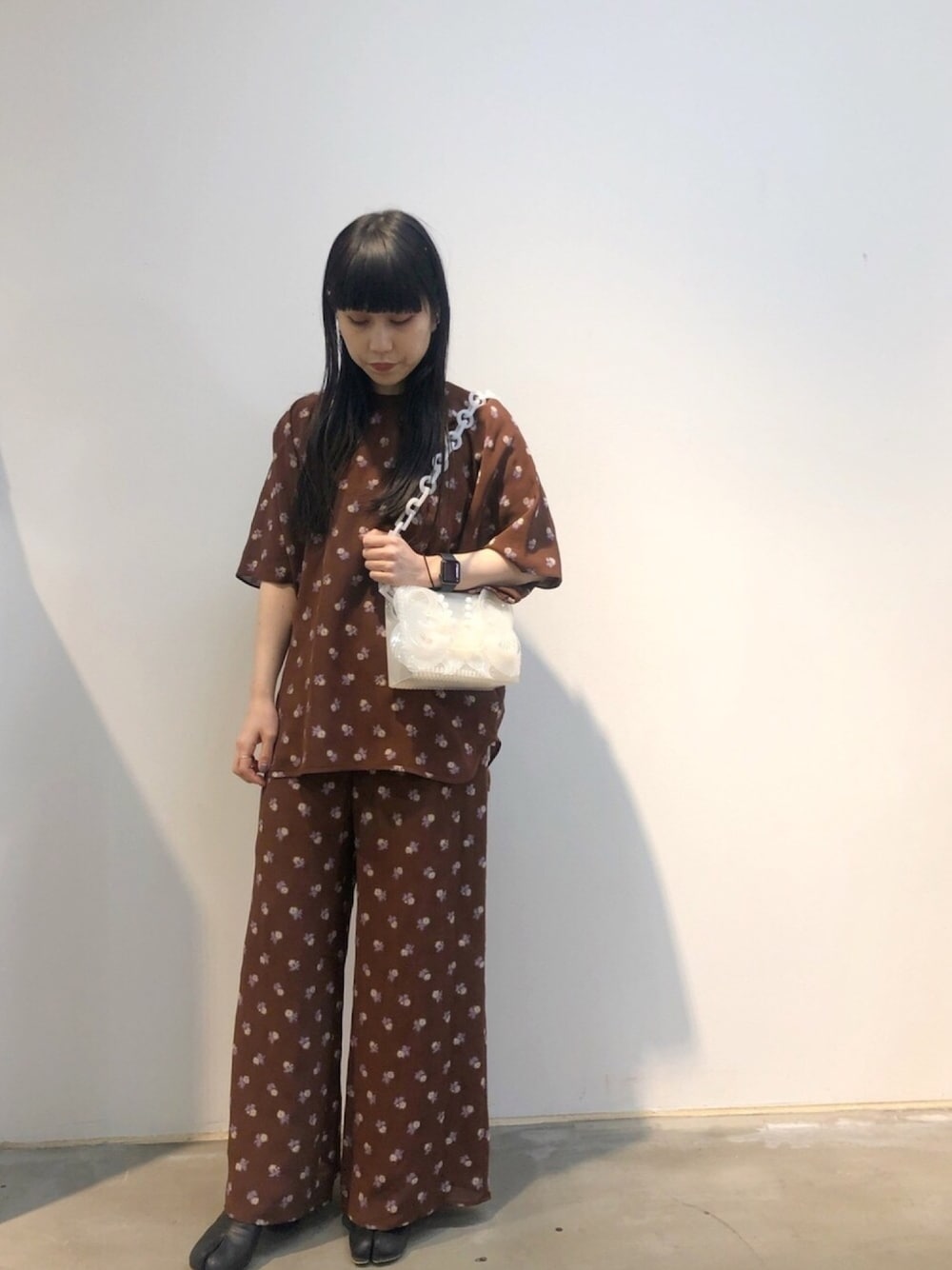 「大人カジュアル、オトナ女子、セットアップ、春アウター、低身長、2021春新作、春、花柄スカート、ベージュ、キレイめ」｜「mameのアイテム（トップス、ブラウン系）」を使った、ホリユキノさん（レディース・154cm）の冬コーディネートの1枚目の写真