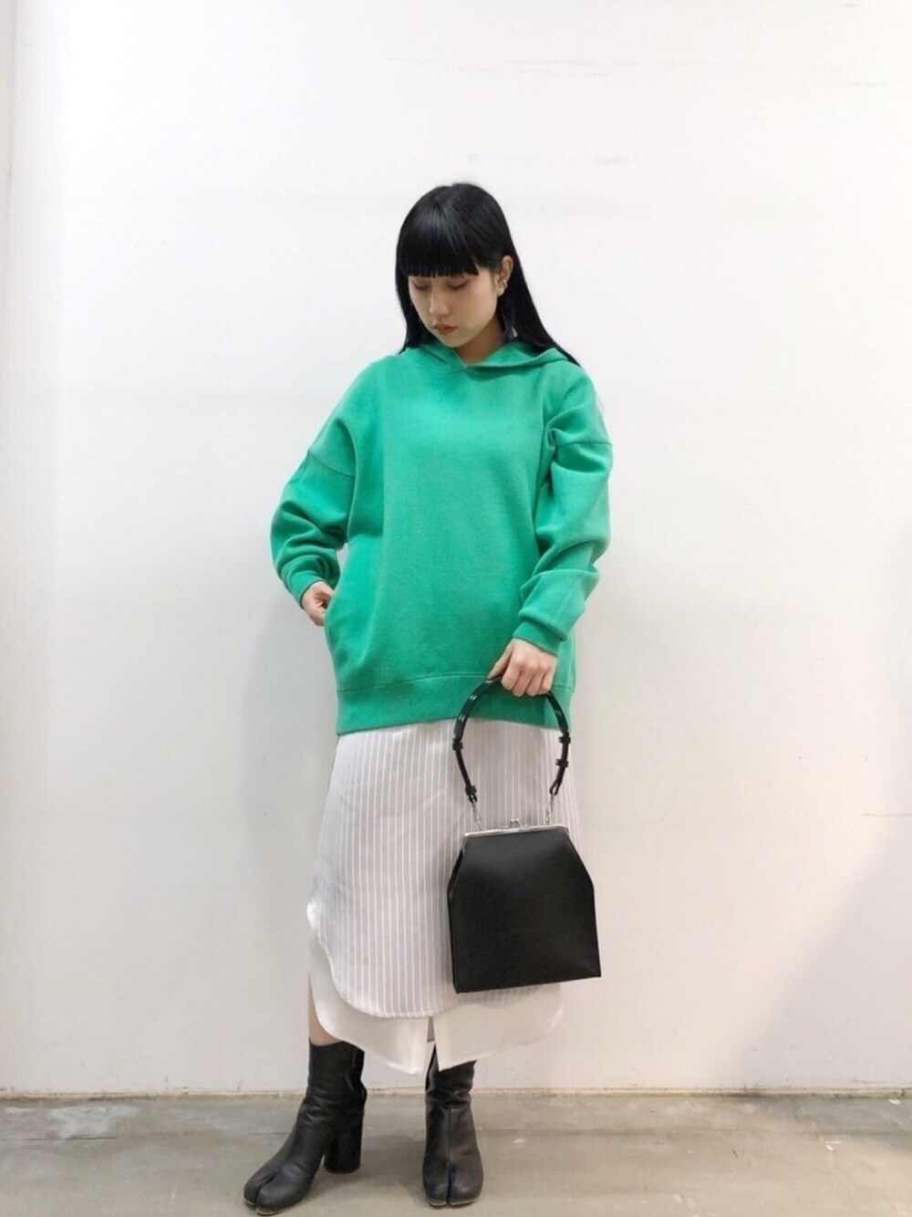 「春、シンプル、オトナ女子、パーカー、低身長、ビッグシルエット、きれいめカジュアル、レイヤードスタイル、春ニット、グリーン」｜「ENFOLDのアイテム（パーカー、グリーン系）」を使った、ホリユキノさん（レディース・154cm）の春コーディネートの1枚目の写真