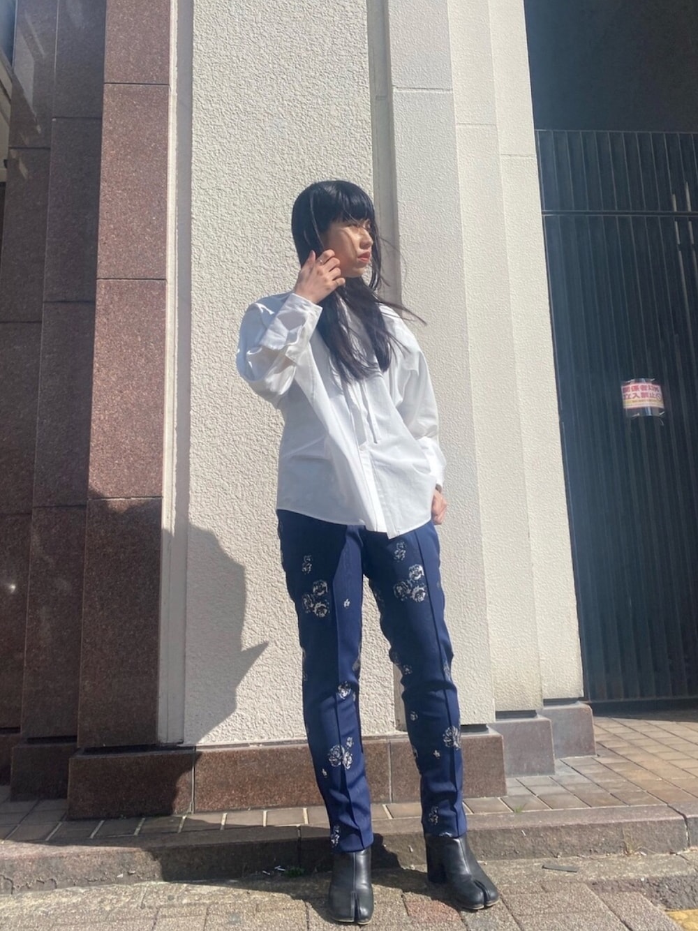 「春めきシューズ、オトナカジュアル、白シャツ、はるコーデ、柄パンツ、春色、春物、ブルー、ホワイト、きれいめカジュアル」｜「AKIRANAKAのアイテム（トップス、ホワイト系）」を使った、ホリユキノさん（レディース・154cm）の春コーディネートの1枚目の写真