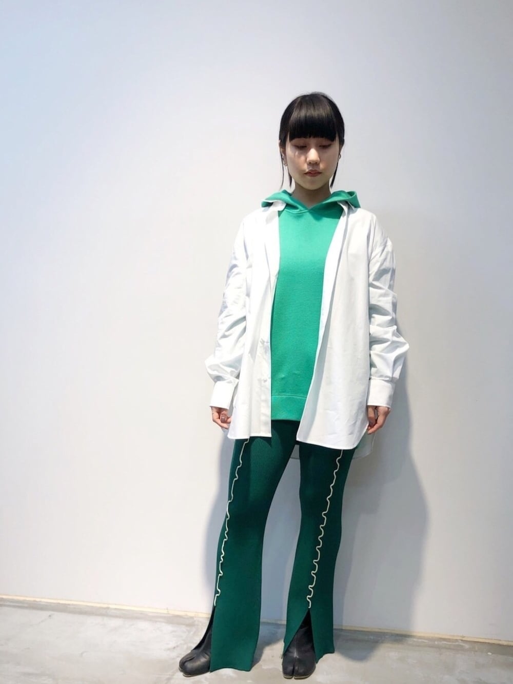 「シンプルコーデ、春、大人カジュアル、カジュアルコーデ、ゆるコーデ、パンツスタイル、ラクチンコーデ、ワントーンコーデ、大人コーデ、白シャツ」｜「603の603 レギュラーカラービッグシャツ（シャツ/ブラウス、ホワイト系）」を使った、ホリユキノさん（レディース・154cm）の春コーディネートの1枚目の写真