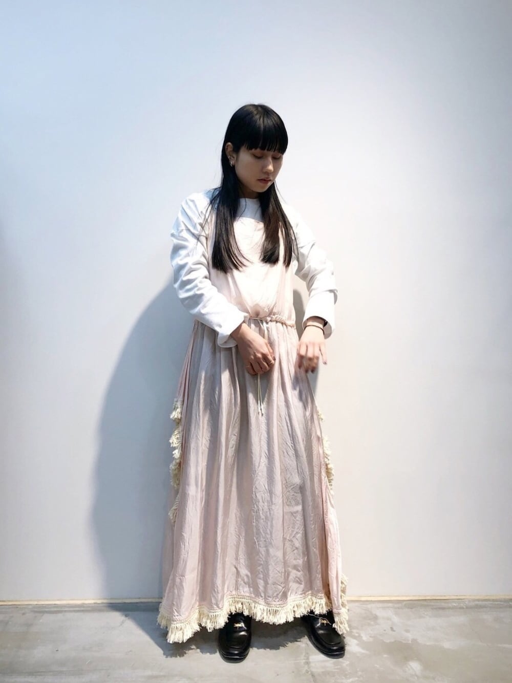「春めきシューズ、オトナカジュアル、カジュアル、シンプル、オトナ女子、ローファー、春色、春カラースタイル、春、はるコーデ」｜「AKIRANAKAのAKIRANAKA “KAURI” ローファー（ローファー、ブラック系）」を使った、ホリユキノさん（レディース・154cm）の春コーディネートの1枚目の写真