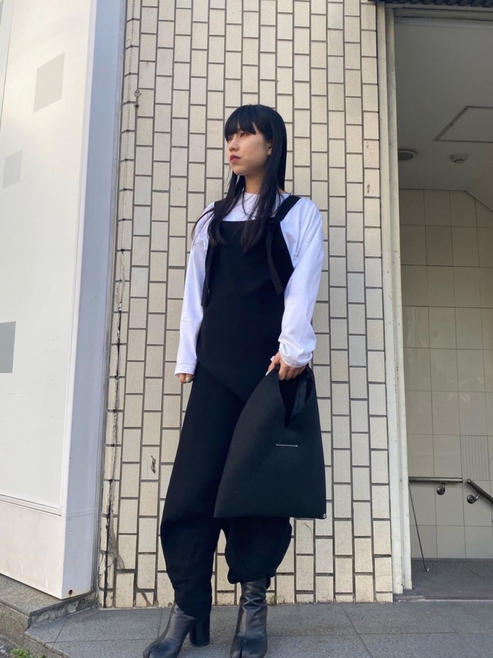 「シンプル、オトナ女子、モード、低身長コーデ、春、着回しコーデ、モノトーン、きれいめカジュアル、オールインワン、春コーデ」｜「MM6 Maison MargielaのMM6 Maison Margiela メッシュミニハンドバッグ（ハンドバッグ、ブラック系）」を使った、ホリユキノさん（レディース・154cm）の春コーディネートの1枚目の写真