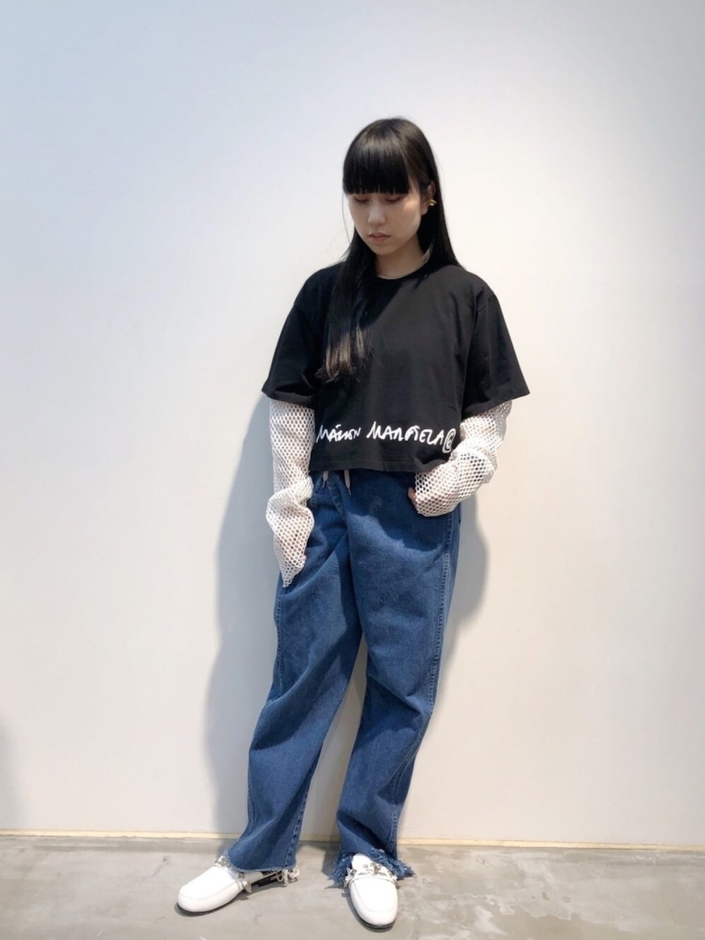 「オトナ女子、きれいめカジュアル、シンプルコーデ、ゆるコーデ、春カラースタイル、ゆったりコーデ、メンズライク、デニム、2021春新作、モノトーンコーデ」｜「MAISON EUREKAのアイテム（デニムパンツ、ブルー系）」を使った、ホリユキノさん（レディース・154cm）の春コーディネートの1枚目の写真