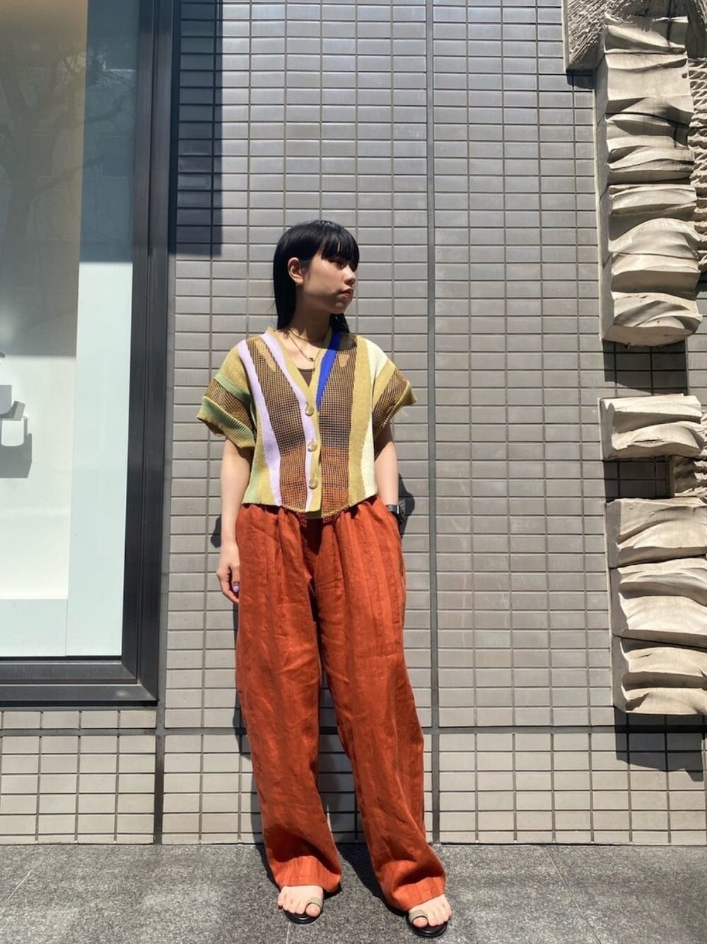 「主役はカラーパンツ、シンプルコーデ、オトナ女子、春カラースタイル、パンツコーデ、きれいめカジュアル、カーディガン、低身長女子、ビッグシルエット、春カラー」｜「AKIRANAKAのアイテム（パンツ、オレンジ系）」を使った、ホリユキノさん（レディース・154cm）の春コーディネートの1枚目の写真