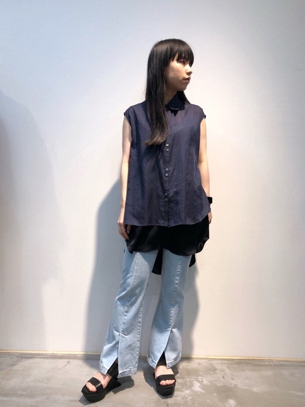 「主役はカラーパンツ、カジュアルコーデ、パンツスタイル、シンプル、大人カジュアル、シースルー、きれいめカジュアル、夏、オトナ女子、低身長」｜「UNITED NUDEのUNITED NUDE  "DELTA WEDGE”サンダル（サンダル、ブラック系）」を使った、ホリユキノさん（レディース・154cm）の春コーディネートの1枚目の写真