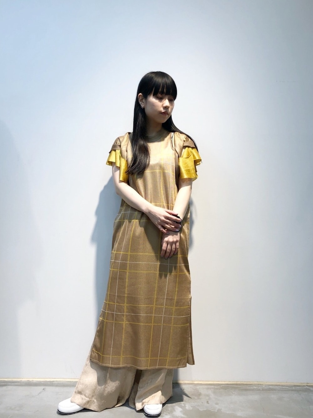 「シンプルコーデ、カジュアルコーデ、きれいめカジュアル、オトナカジュアル、ボリューム袖、はるコーデ、低身長、ロングワンピース、チェック、レイヤードスタイル」｜「TOGA PULLAのTOGA PULLA HIGH GAUGE KNIT DRESS（ワンピース、ベージュ系）」を使った、ホリユキノさん（レディース・154cm）の春コーディネートの1枚目の写真
