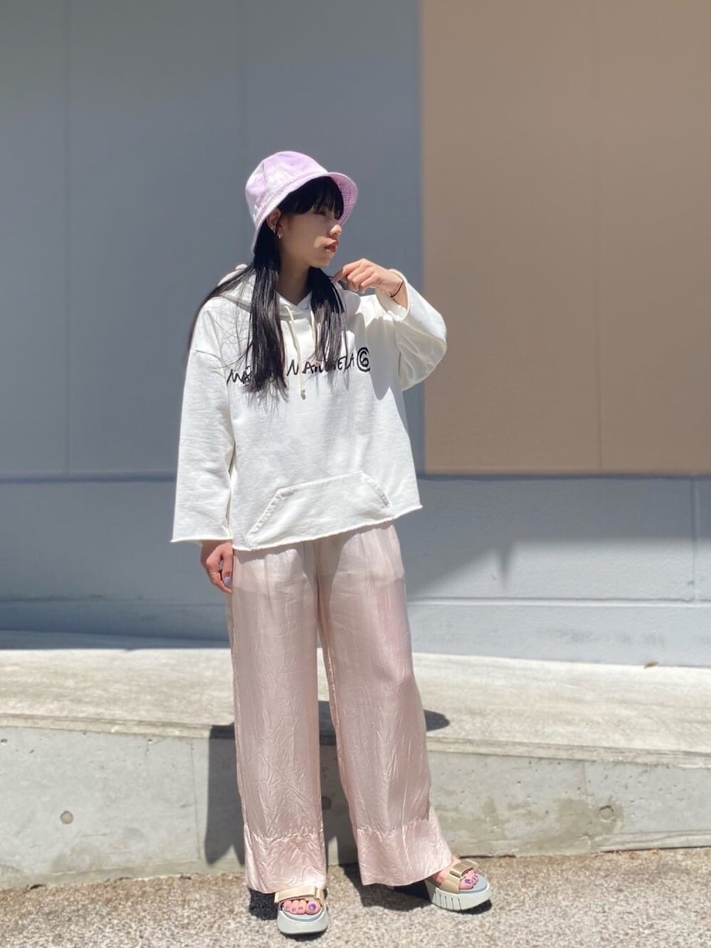 「休日スタイル、オトナカジュアル、シンプル、パンツスタイル、モード、ピンク、サテンパンツ、バケットハット、ストリート、パーカー」｜「PONTIのPONTI キュプラパンツ（その他パンツ、ピンク系）」を使った、ホリユキノさん（レディース・154cm）の春コーディネートの1枚目の写真