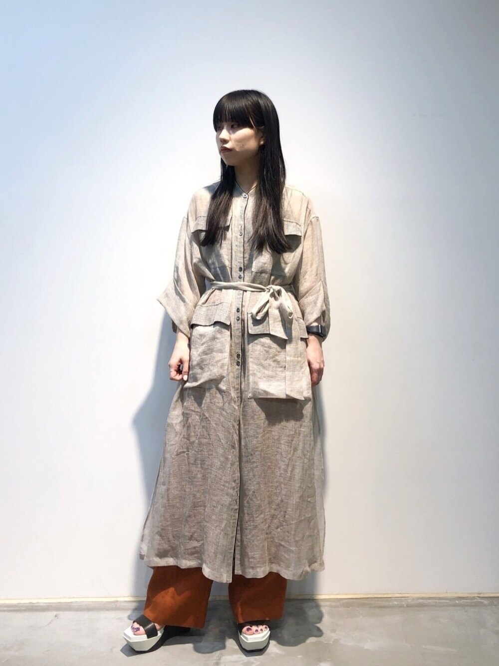 その他のサンダル、グレー系のワンピース、ブラウン系のパンツを着用したレディースの春コーディネートの1枚目の写真