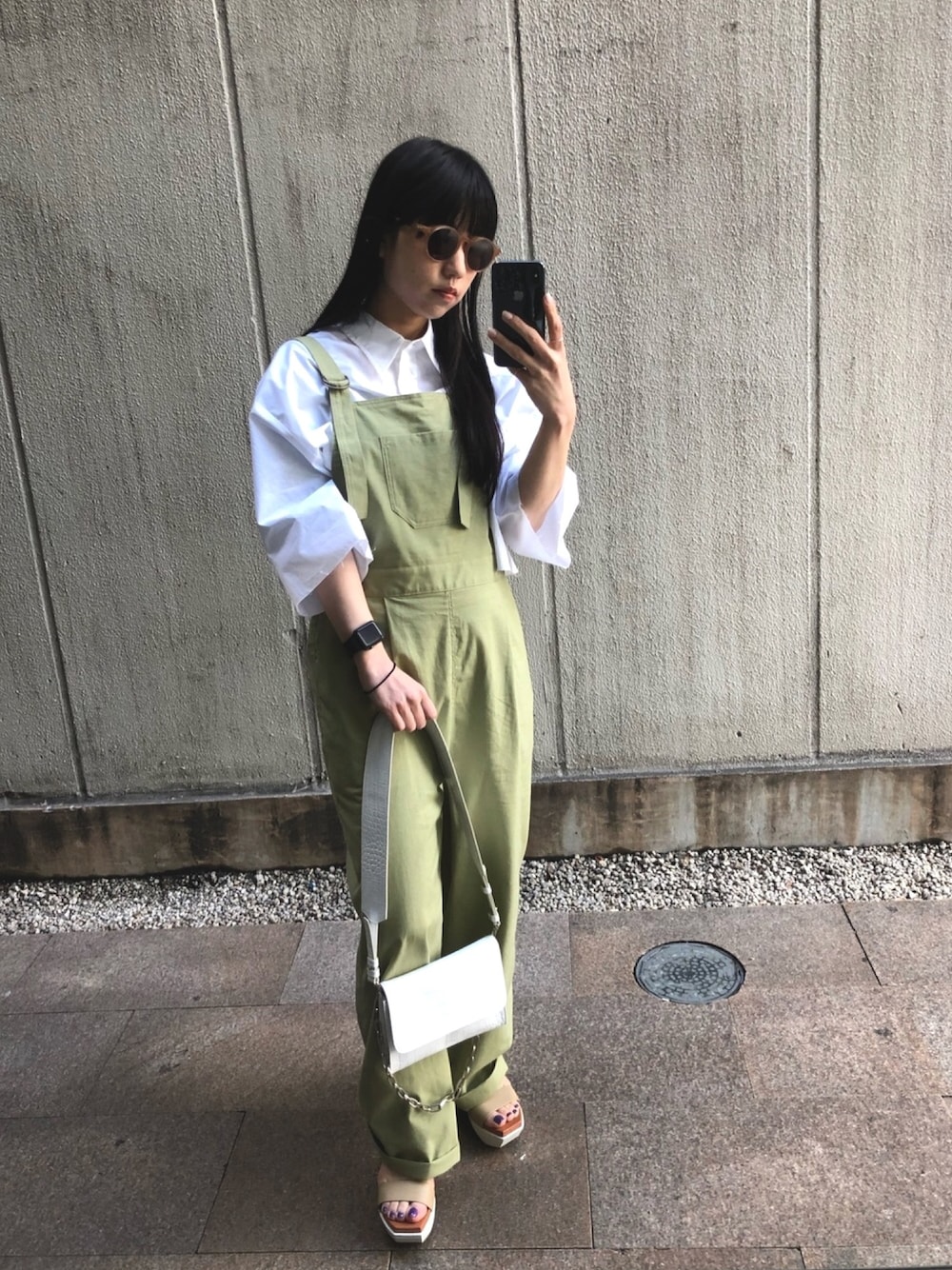 「カジュアル、休日コーデ、シンプル、きれいめカジュアル、大人女子、ラフコーデ、オトナ女子、低身長、サロペット、オーバーオール」｜「UNITED NUDEのUNITED NUDE  “DELTA WEDGE” サンダル（サンダル、ベージュ系）」を使った、ホリユキノさん（レディース・154cm）の春コーディネートの1枚目の写真