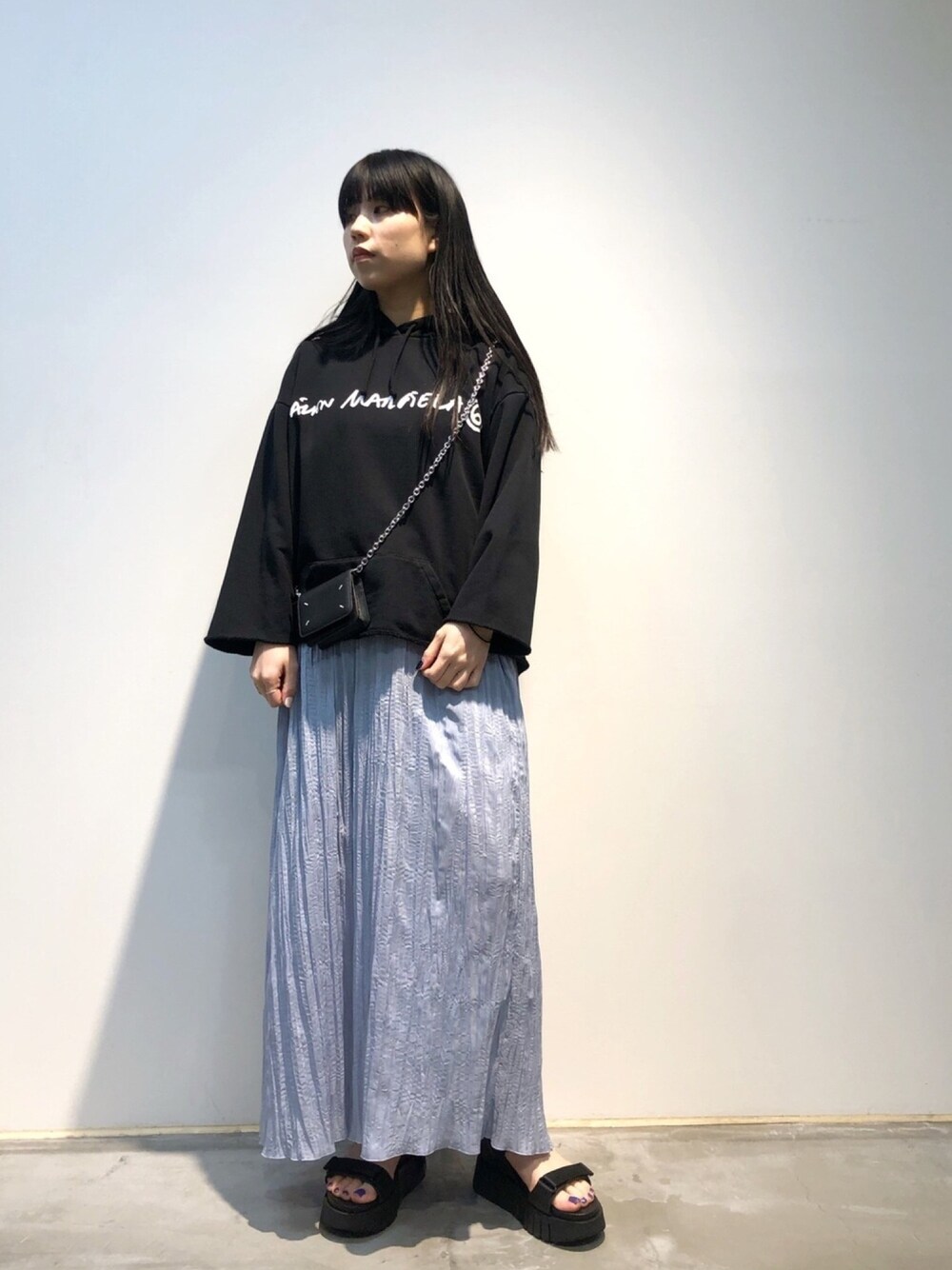 「大人カジュアル、カジュアルコーデ、低身長コーデ、シンプル、春、ロングスカート、マーメイドスカート、スカート、厚底サンダル、カジュアル」｜「MM6 Maison MargielaのMM6 Maison Margiela “UNBRUSHED”ベーシックスウェット（スウェット、ブラック系）」を使った、ホリユキノさん（レディース・154cm）の春コーディネートの1枚目の写真