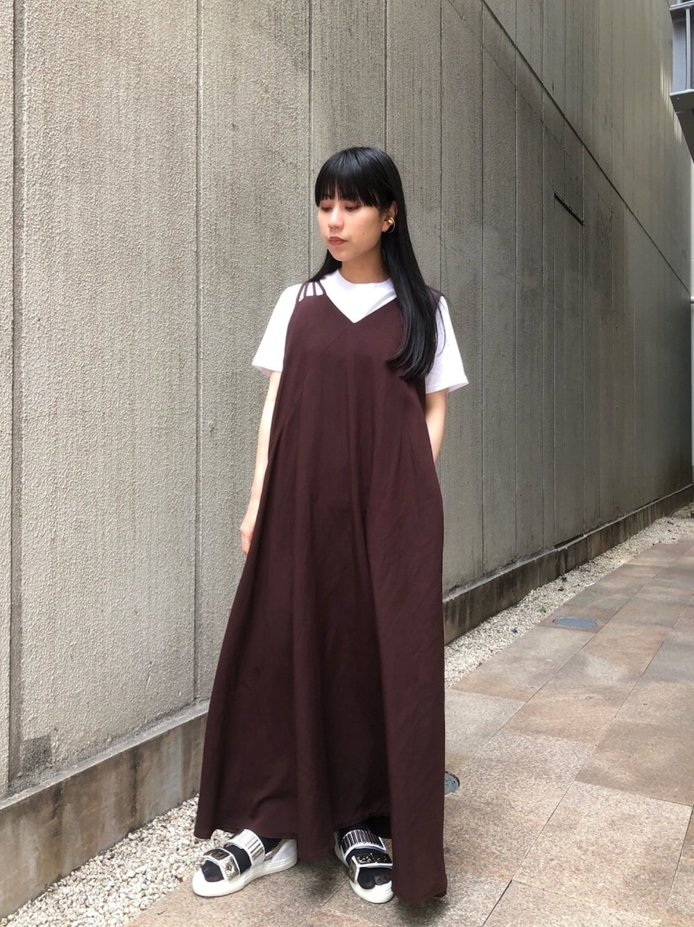 「休日スタイル、春夏コーデ、ラクチンコーデ、シンプル、スニーカー、オトナカジュアル、キレイめカジュアル、リラックススタイル、オーバーサイズ、ブラウン」｜「AKIRANAKAのアイテム（ワンピース/ドレス、ブラウン系）」を使った、ホリユキノさん（レディース・154cm）の春コーディネートの1枚目の写真