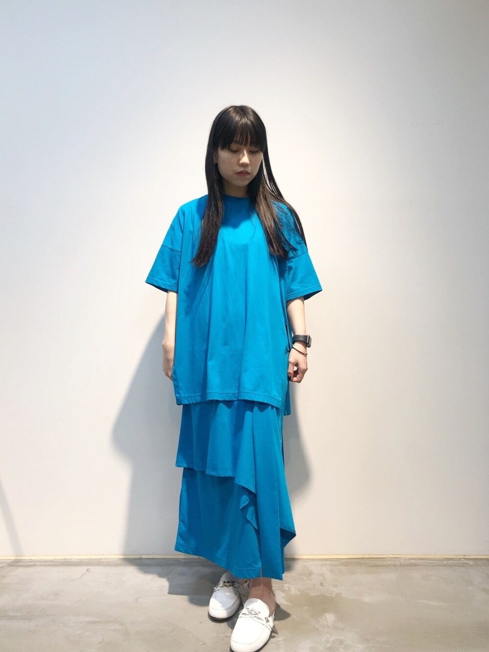 「シンプルコーデ、きれいめカジュアル、夏コーデ、カジュアル、オトナ女子、休日コーデ、ラフ、低身長、春コーデ、大人コーデ」｜「ENFOLDのアイテム（ワンピース/ドレス、ブルー系）」を使った、ホリユキノさん（レディース・154cm）の春コーディネートの1枚目の写真