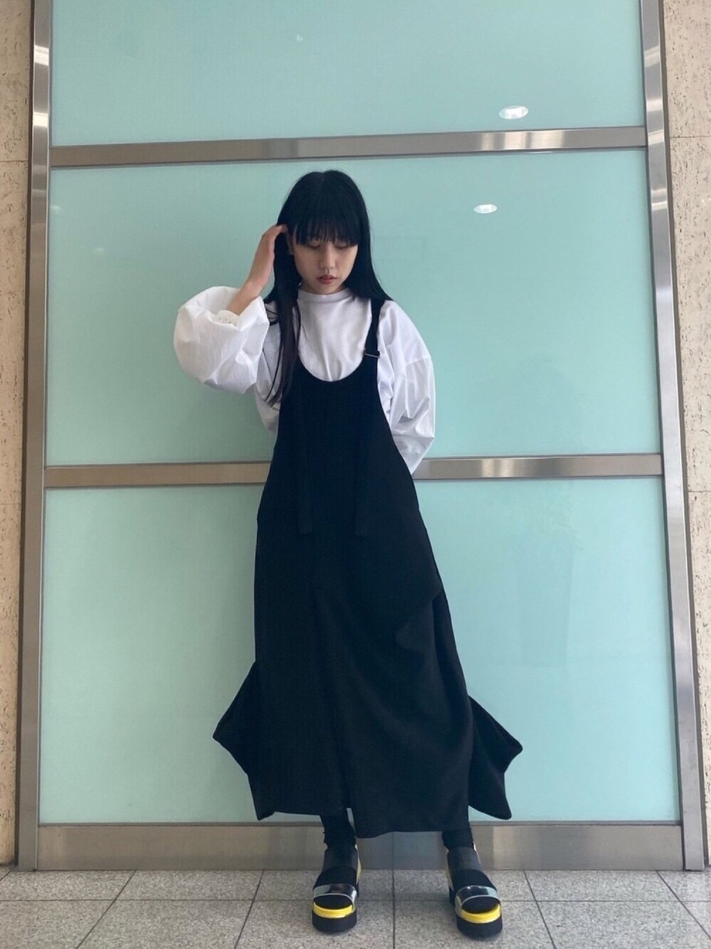 「休日コーデ、春、きれいめカジュアル、モード、ブラック、ゆるコーデ、夏、モノトーン、ビッグシルエット、ワントーンコーデ」｜「ENFOLDのアイテム（ワンピース/ドレス、ブラック系）」を使った、ホリユキノさん（レディース・154cm）の春コーディネートの1枚目の写真