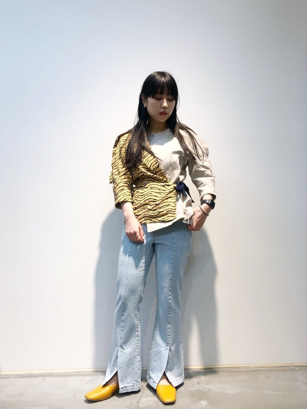 「大人カジュアル、シンプル、パンツコーデ、大人女子、低身長コーデ、モード、春カラースタイル、デニム、オーバーサイズ、柄」｜「TOGA PULLAのTOGA PULLA ジャガードブラウス（シャツ/ブラウス、イエロー系）」を使った、ホリユキノさん（レディース・154cm）の春コーディネートの1枚目の写真