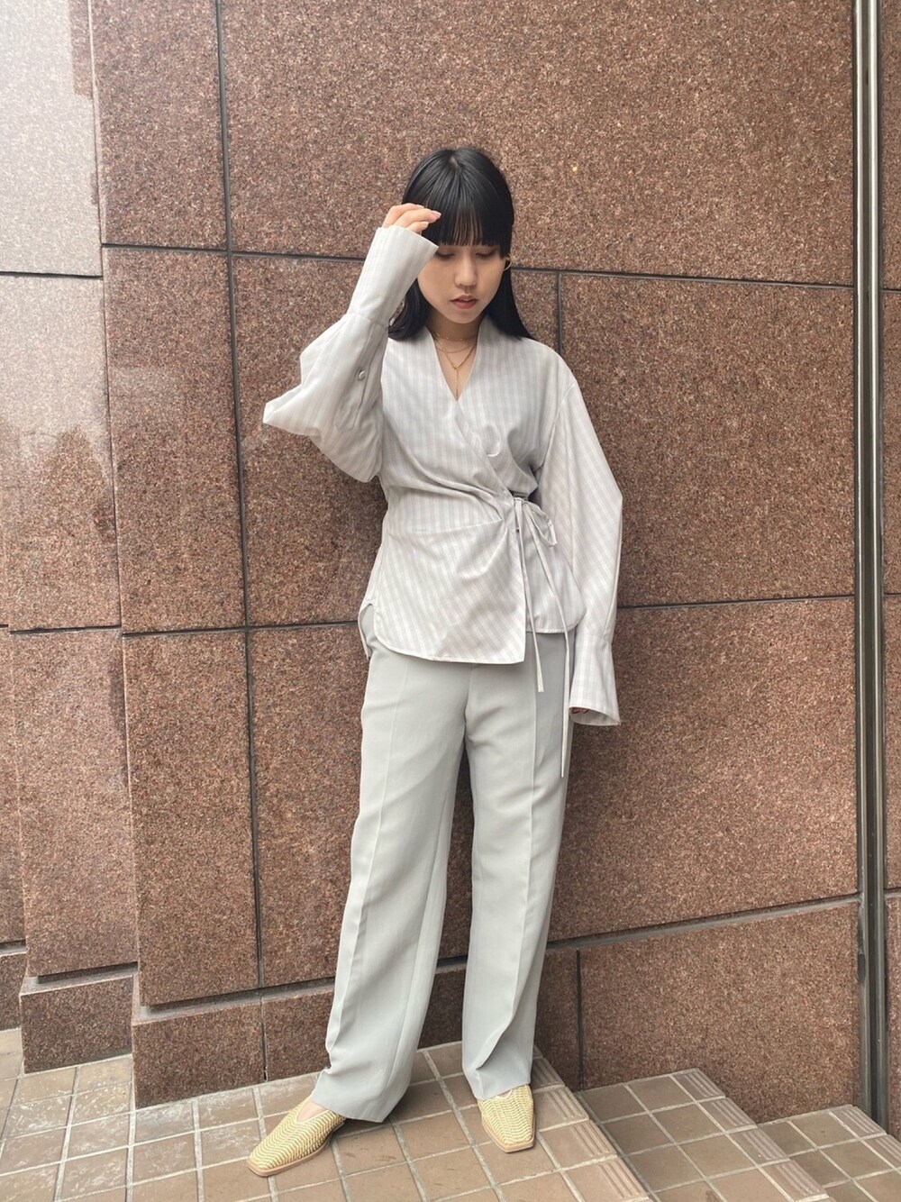 「シンプルコーデ、ゆるコーデ、夏コーデ、オトナカジュアル、大人ガーリー、大人かわいい、春コーデ、シャツスタイル、カラーパンツ、低身長」｜「mamekurogouchiのアイテム（トップス、グレー系）」を使った、ホリユキノさん（レディース・154cm）の春コーディネートの1枚目の写真