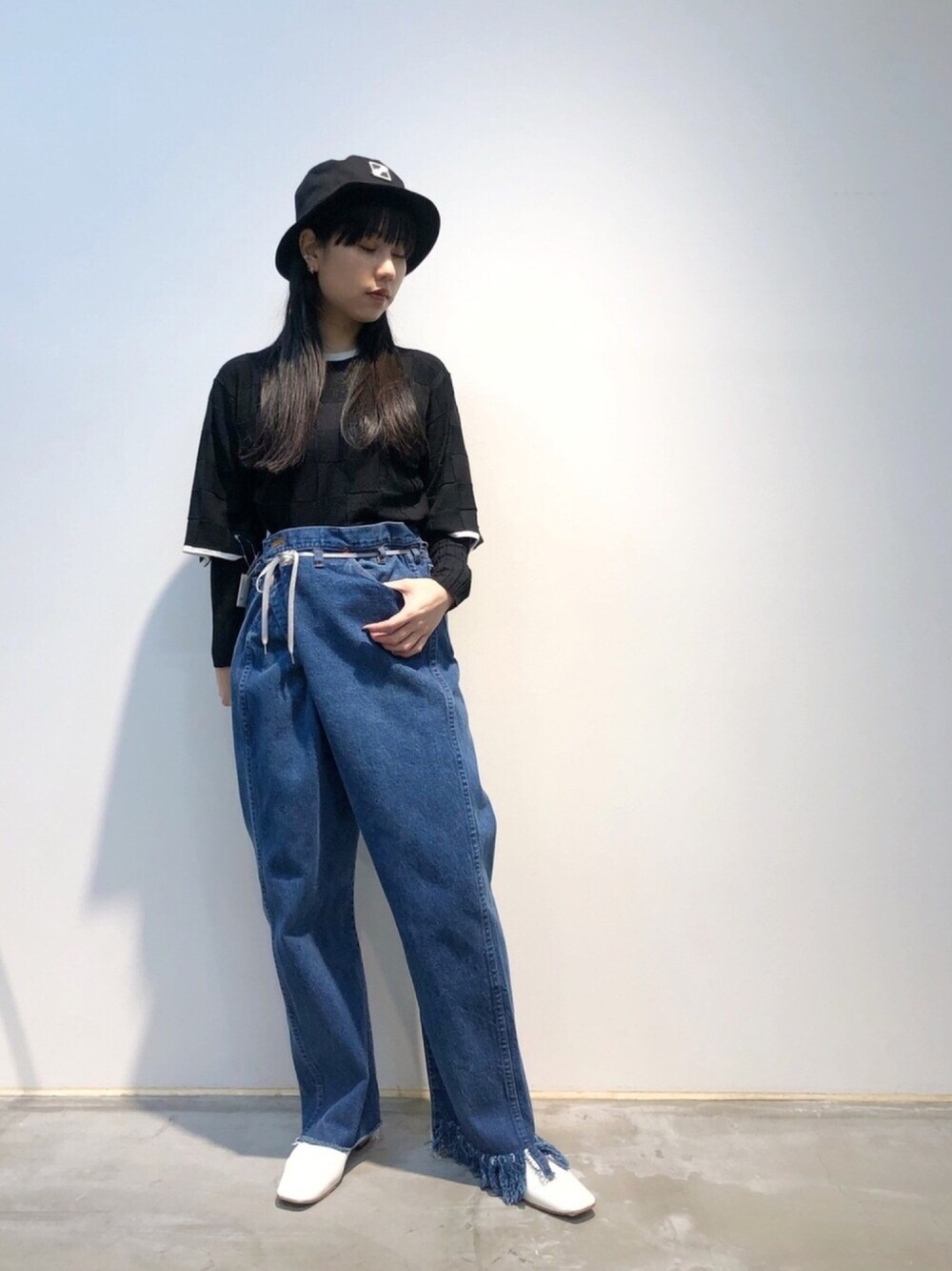 「大人カジュアル、リラックススタイル、春夏コーデ、カジュアル、ラクチンコーデ、きれいめカジュアル、低身長コーデ、バケットハット、夏、パンツコーデ」｜「603の603 スクエアトゥアパンプス/シンセティックレザー（パンプス、ホワイト系）」を使った、ホリユキノさん（レディース・154cm）の春コーディネートの1枚目の写真