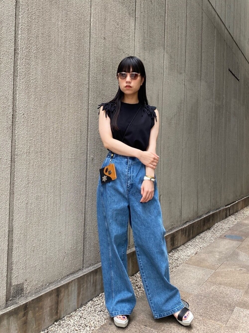 「これが私をアゲる服、大人カジュアル、カジュアルコーデ、ゆるコーデ、大人コーデ、きれいめカジュアル、低身長コーデ、ノースリーブ、サングラス、夏コーデ」｜「RITOのRITO ワイドデニムパンツ（デニムパンツ、ブルー系）」を使った、ホリユキノさん（レディース・154cm）の春コーディネートの1枚目の写真