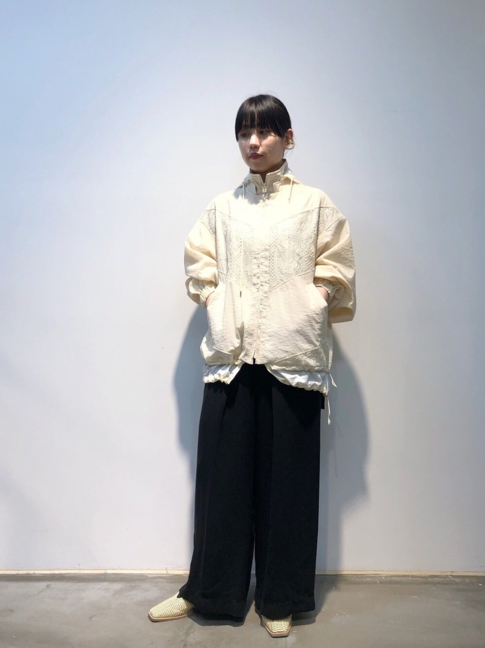 「シンプルコーデ、オトナカジュアル、夏、カジュアルコーデ、ストリート、キレイめ、淡色コーデ、リラックススタイル、春コーデ、ブルゾン」｜「muller of yoshiokuboのmuller of yoshiokubo “STEM NYLON”ブルゾン（ブルゾン、ホワイト系）」を使った、ホリユキノさん（レディース・154cm）の夏コーディネートの1枚目の写真